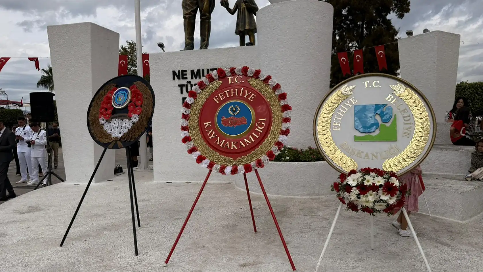 Fethiye'de Cumhuriyet Bayramı kutlamaları kapsamında Atatürk Anıtı'na çelenk sunuldu