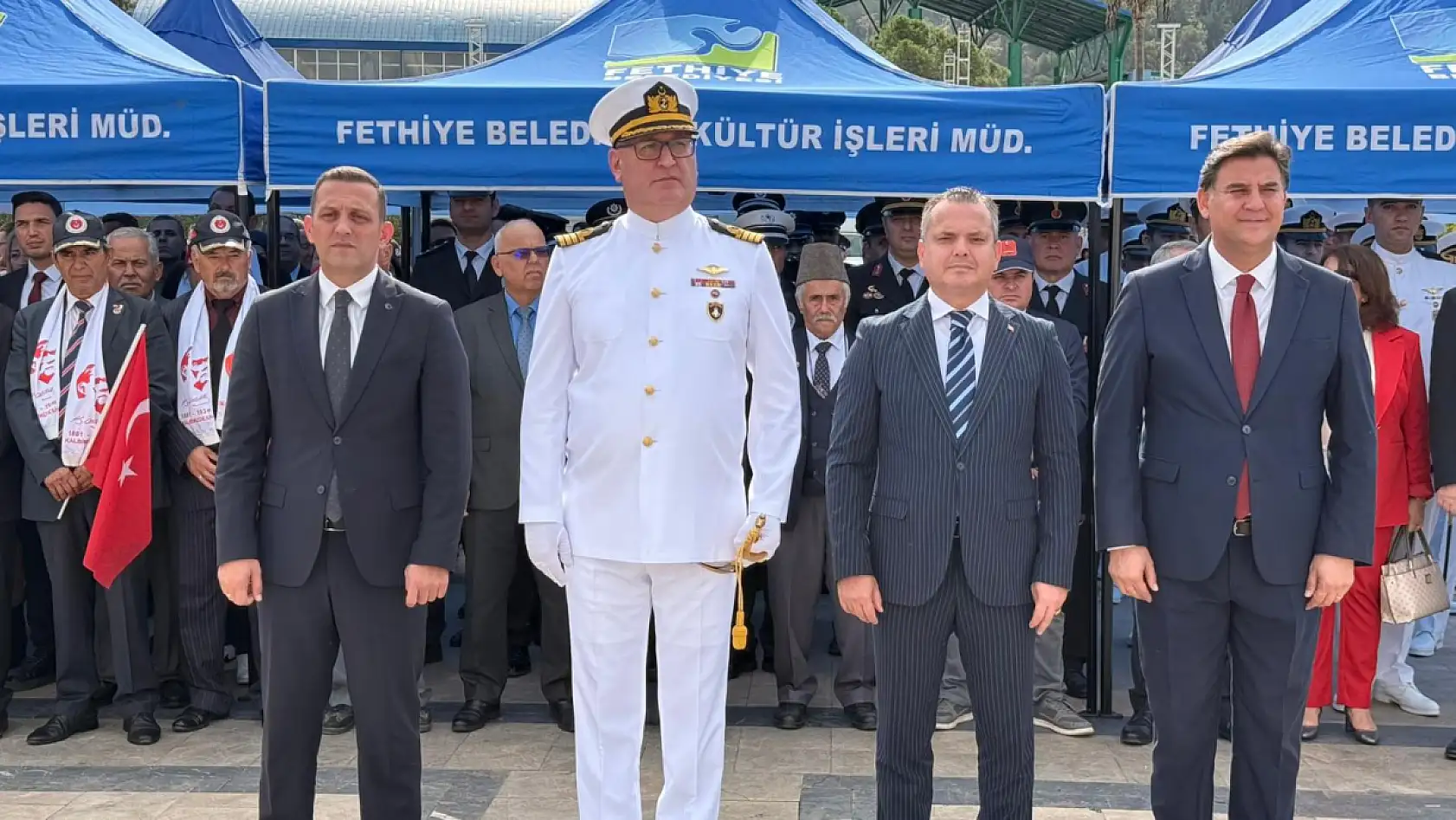 Fethiye'de Cumhuriyet Bayramı kutlamaları kapsamında Atatürk Anıtı'na çelenk sunuldu