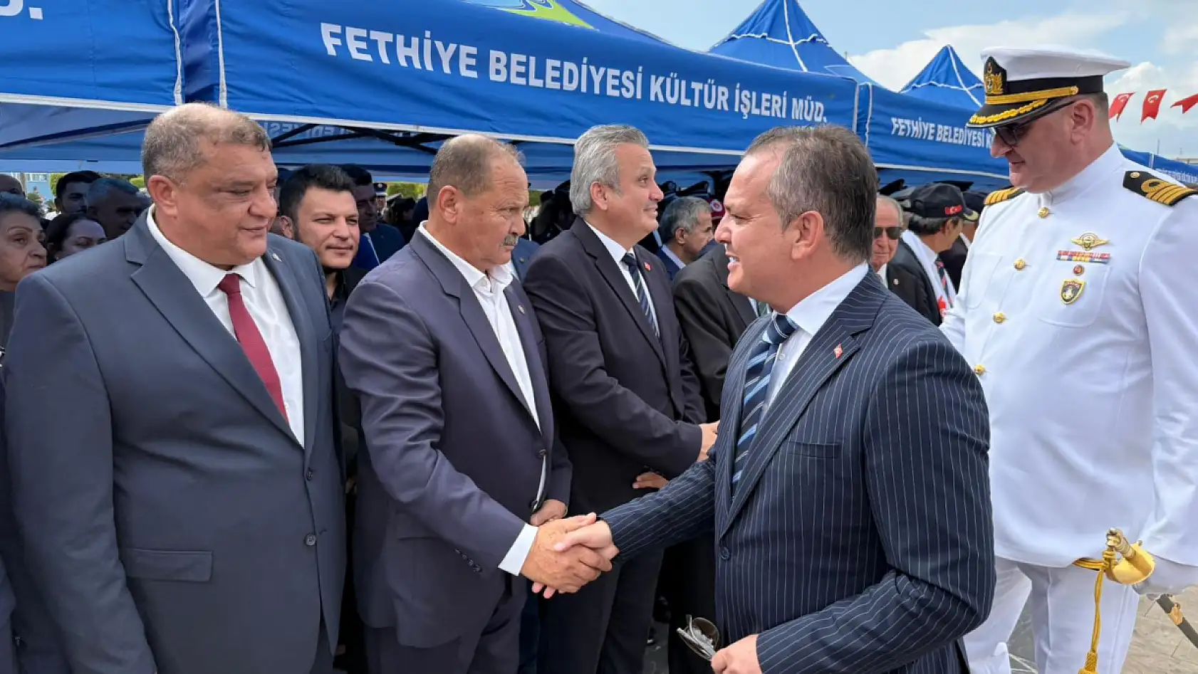 Fethiye'de Cumhuriyet Bayramı kutlamaları kapsamında Atatürk Anıtı'na çelenk sunuldu