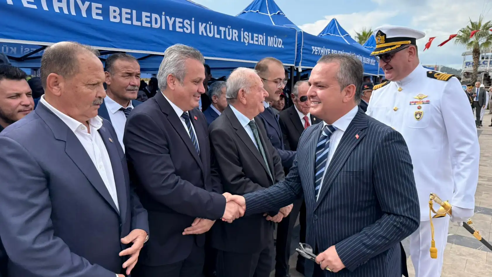 Fethiye'de Cumhuriyet Bayramı kutlamaları kapsamında Atatürk Anıtı'na çelenk sunuldu