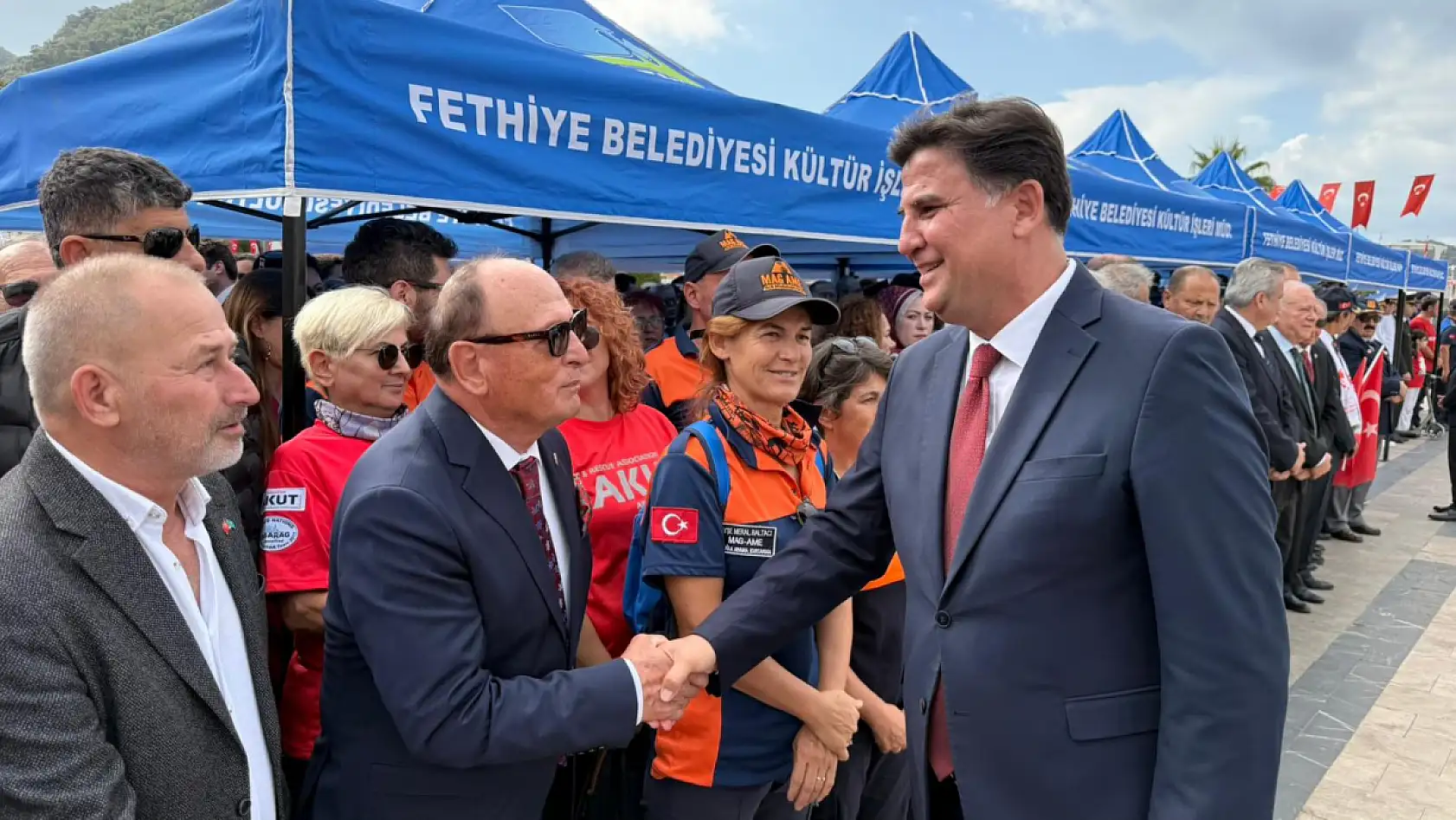 Fethiye'de Cumhuriyet Bayramı kutlamaları kapsamında Atatürk Anıtı'na çelenk sunuldu