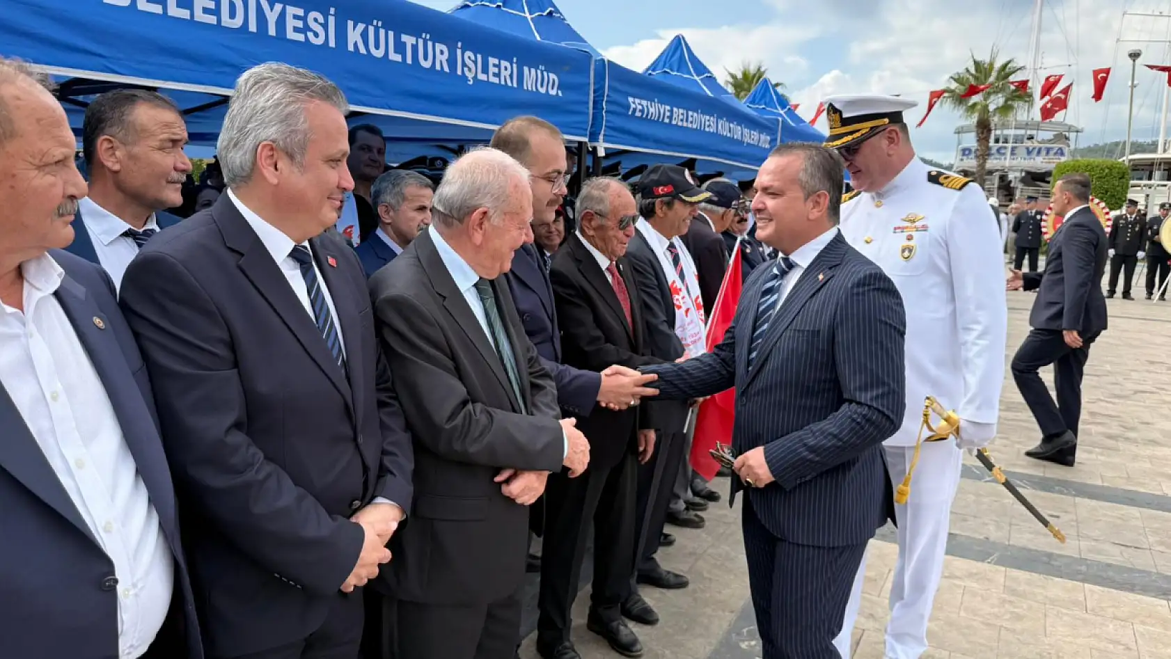 Fethiye'de Cumhuriyet Bayramı kutlamaları kapsamında Atatürk Anıtı'na çelenk sunuldu
