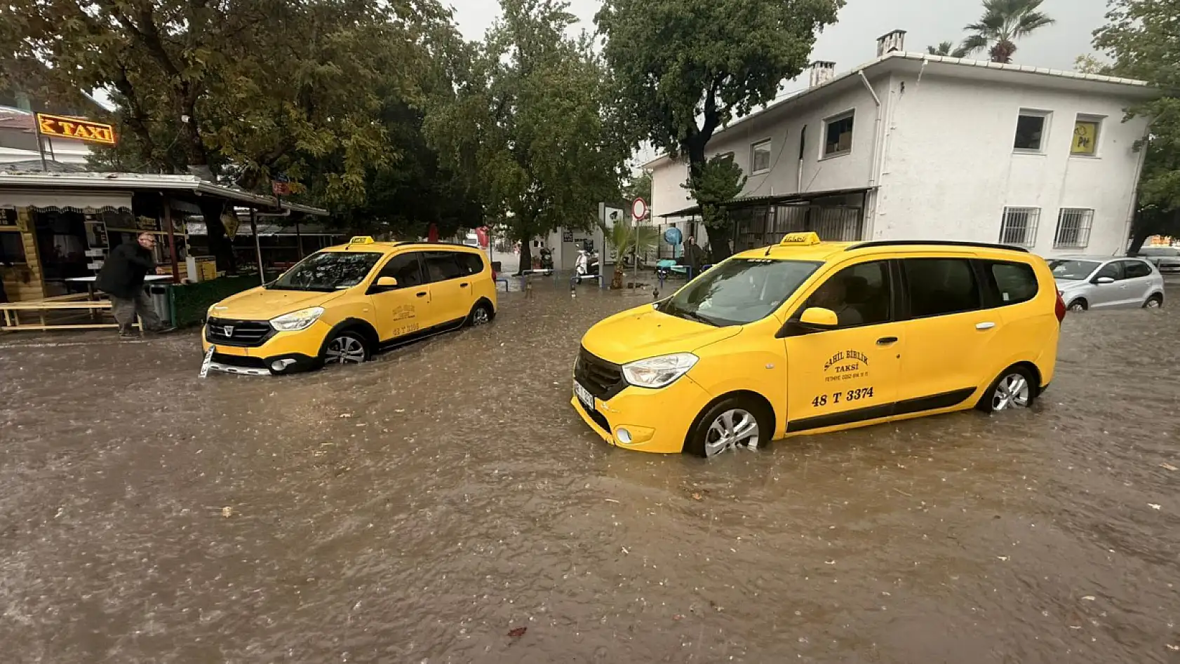 Fethiye'de şiddetli sağanak yağış: Caddeler göle döndü