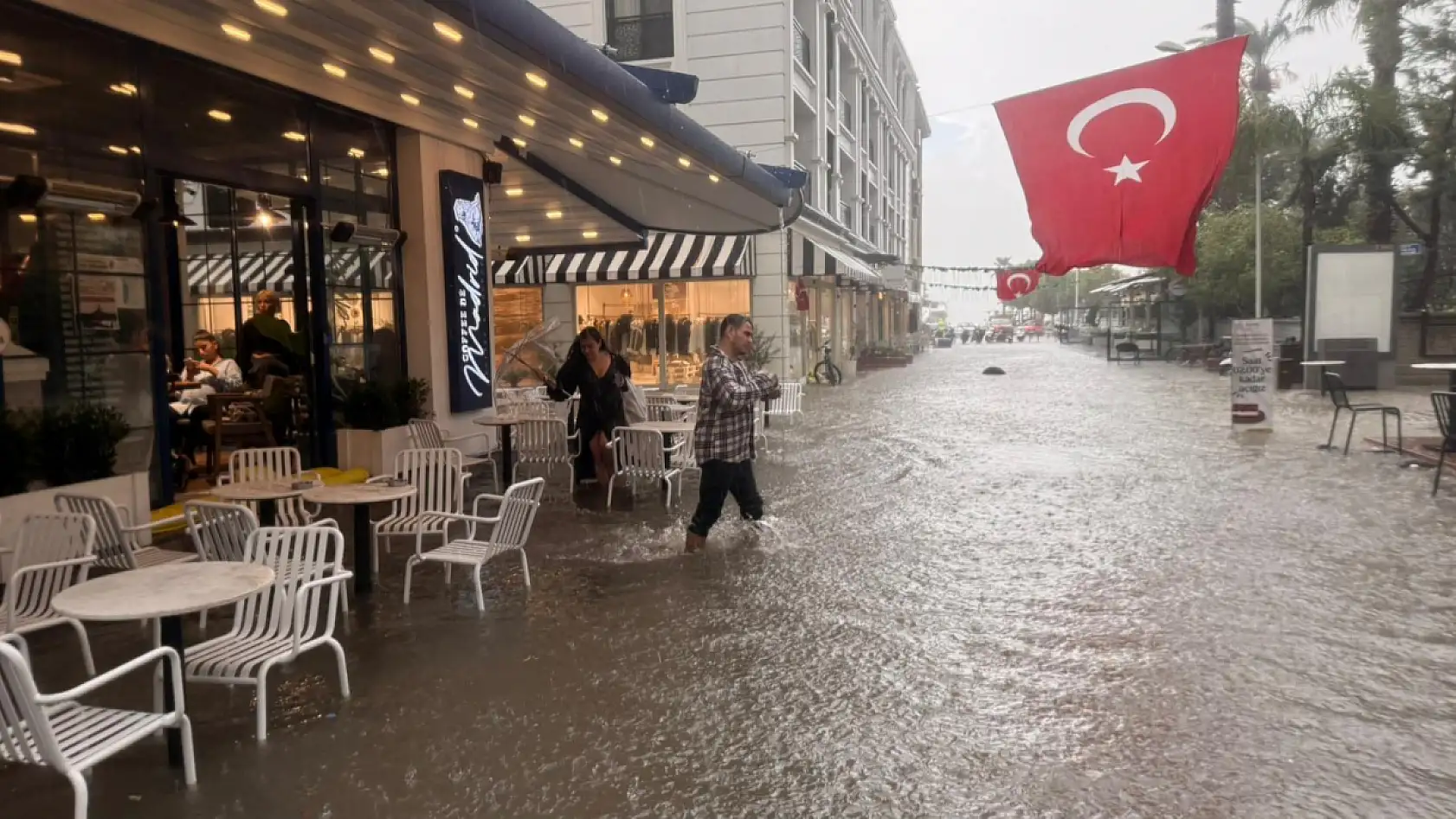 Fethiye'de şiddetli sağanak yağış: Caddeler göle döndü