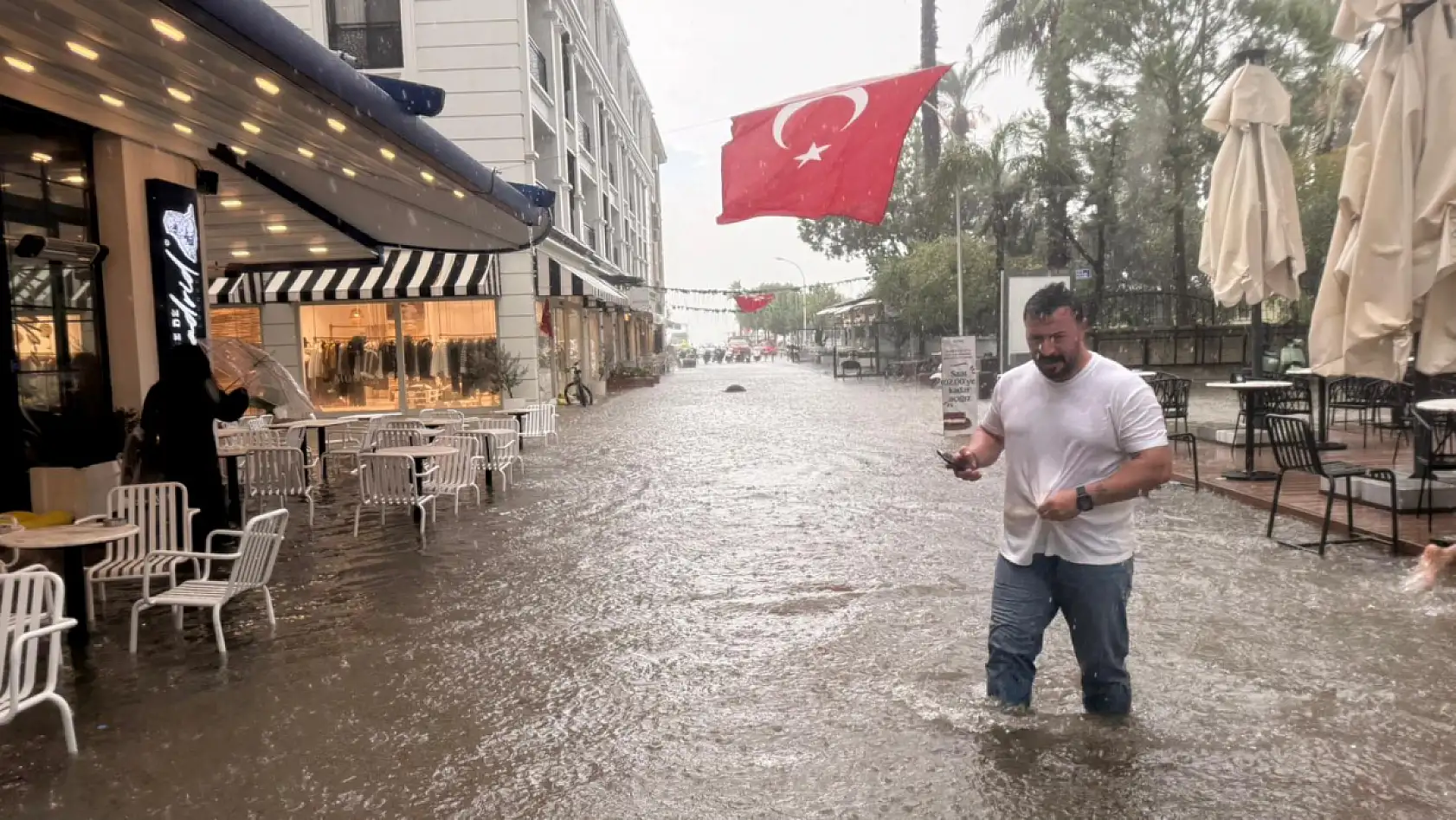 Fethiye'de şiddetli sağanak yağış: Caddeler göle döndü
