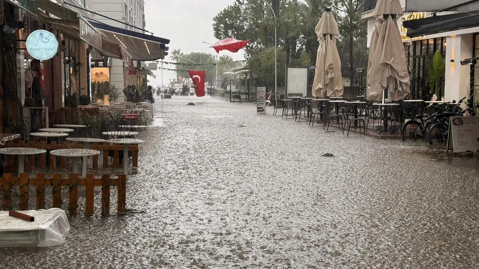 Fethiye'de şiddetli sağanak yağış: Caddeler göle döndü
