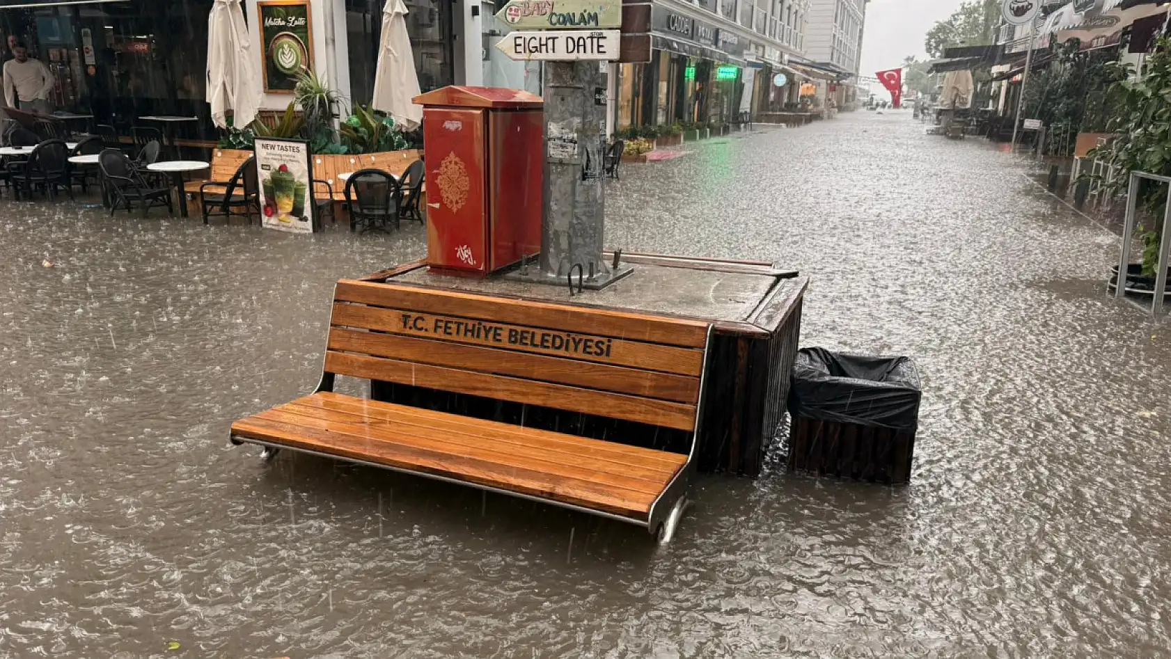 Fethiye'de şiddetli sağanak yağış: Caddeler göle döndü