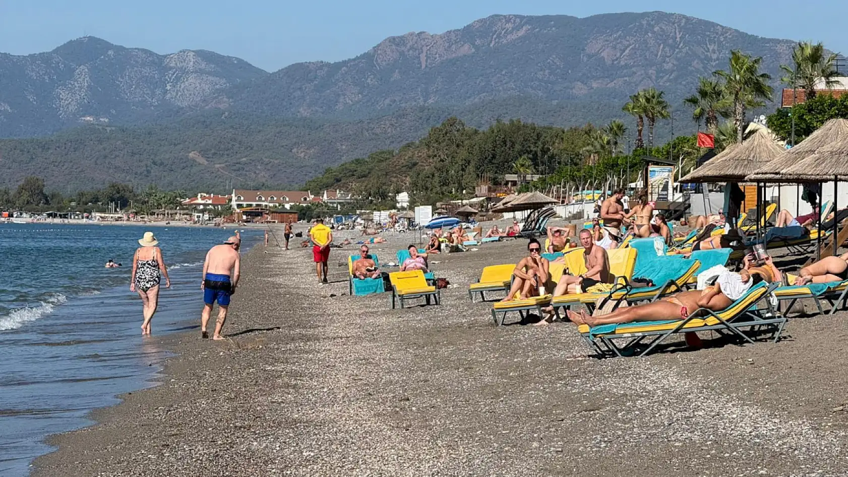 Fethiye Çalış Plajı'nda yabancı misafirler güneşin ve denizin keyfini çıkarıyor