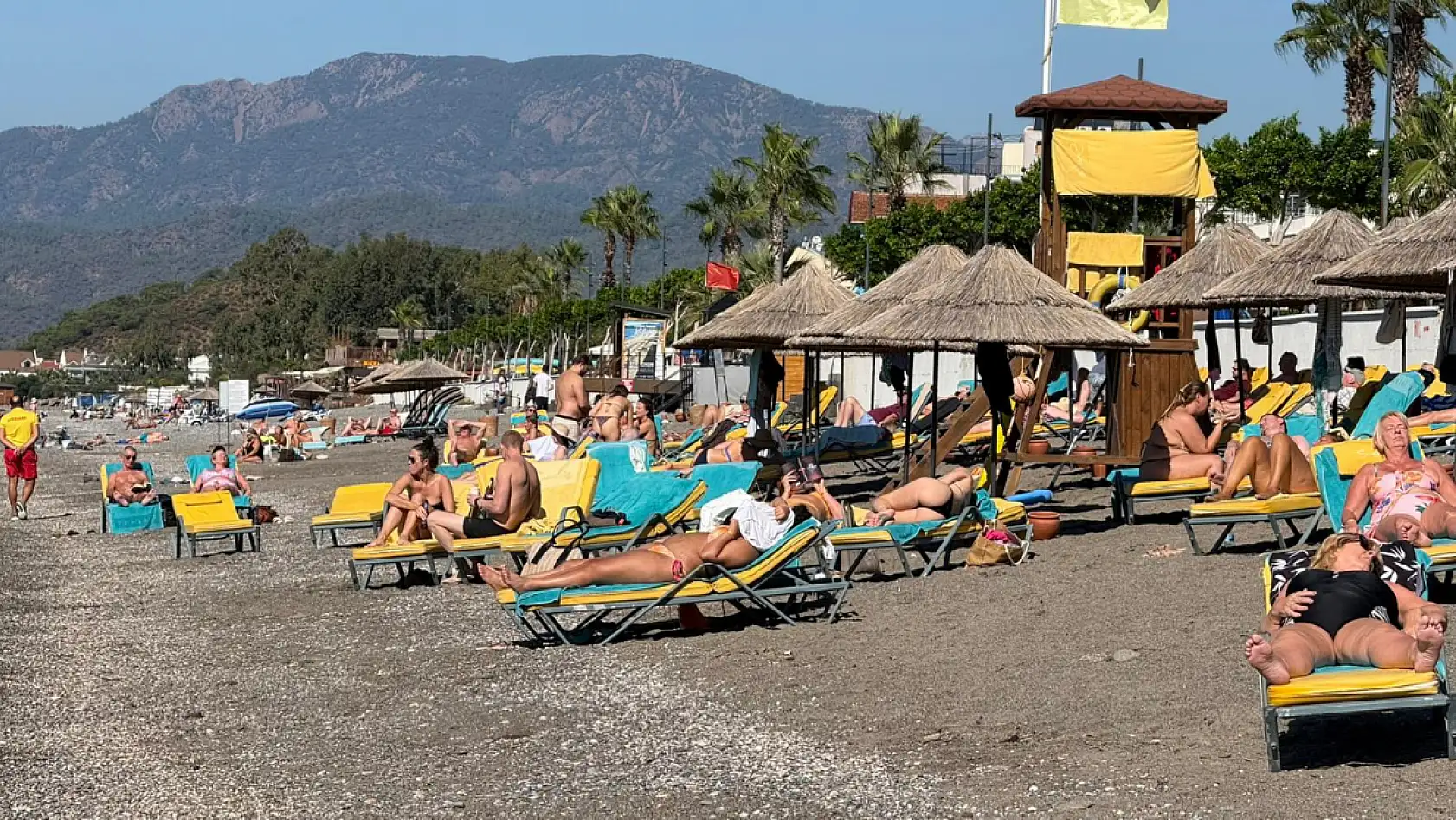 Fethiye Çalış Plajı'nda yabancı misafirler güneşin ve denizin keyfini çıkarıyor