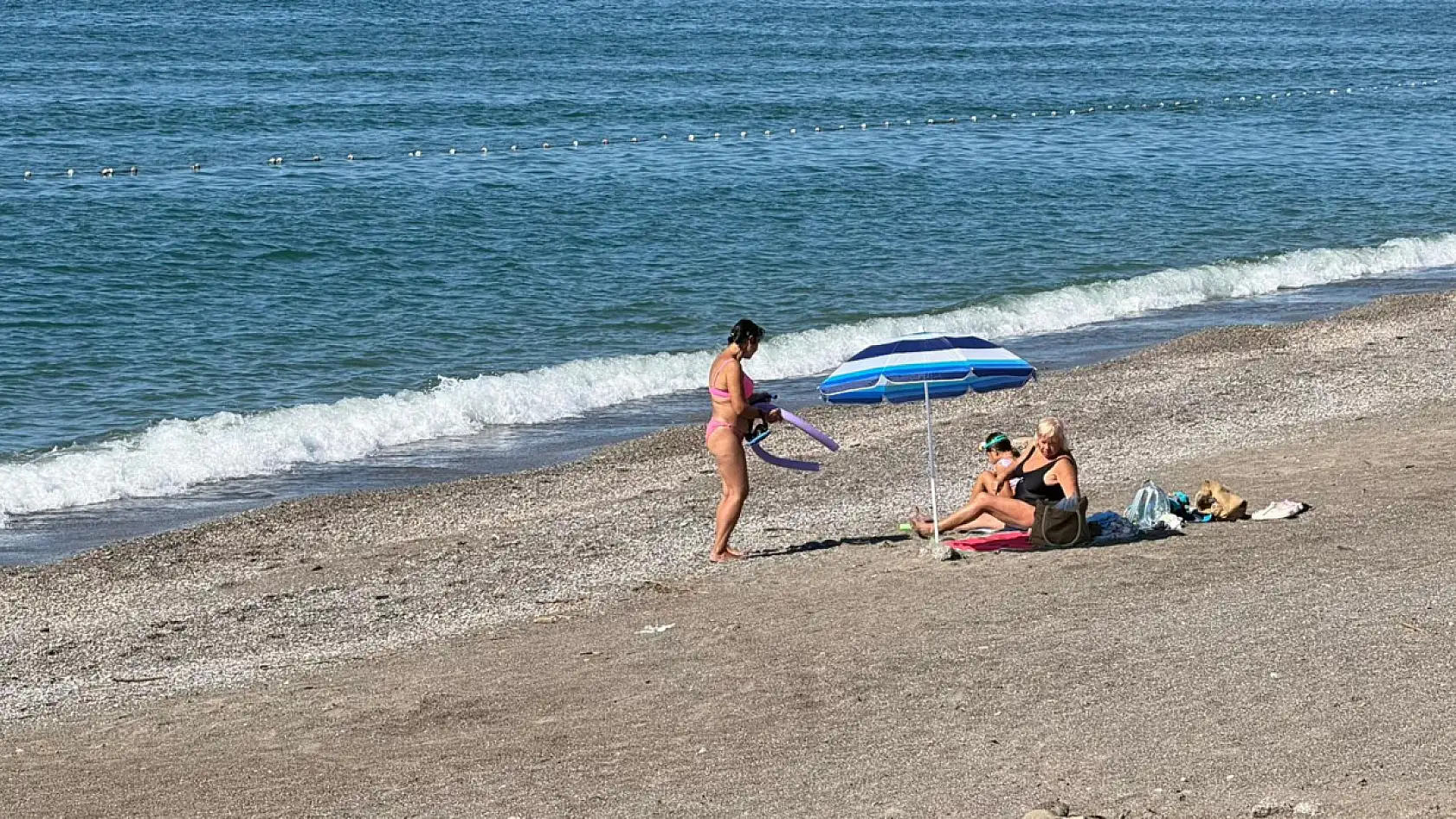 Fethiye Çalış Plajı'nda yabancı misafirler güneşin ve denizin keyfini çıkarıyor