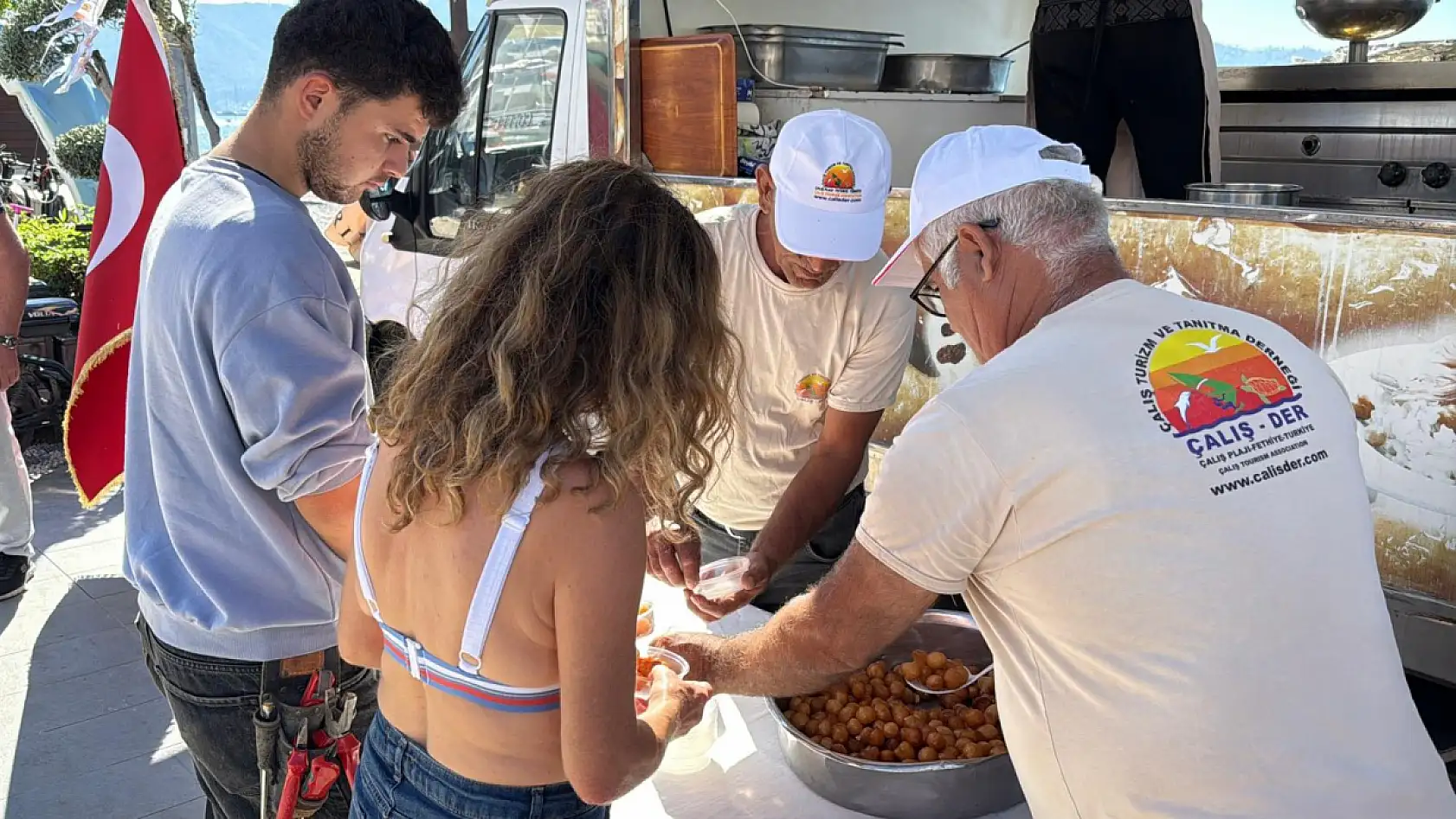 Çalış-Der'den Cumhuriyet Bayramı'na lokma ikramı