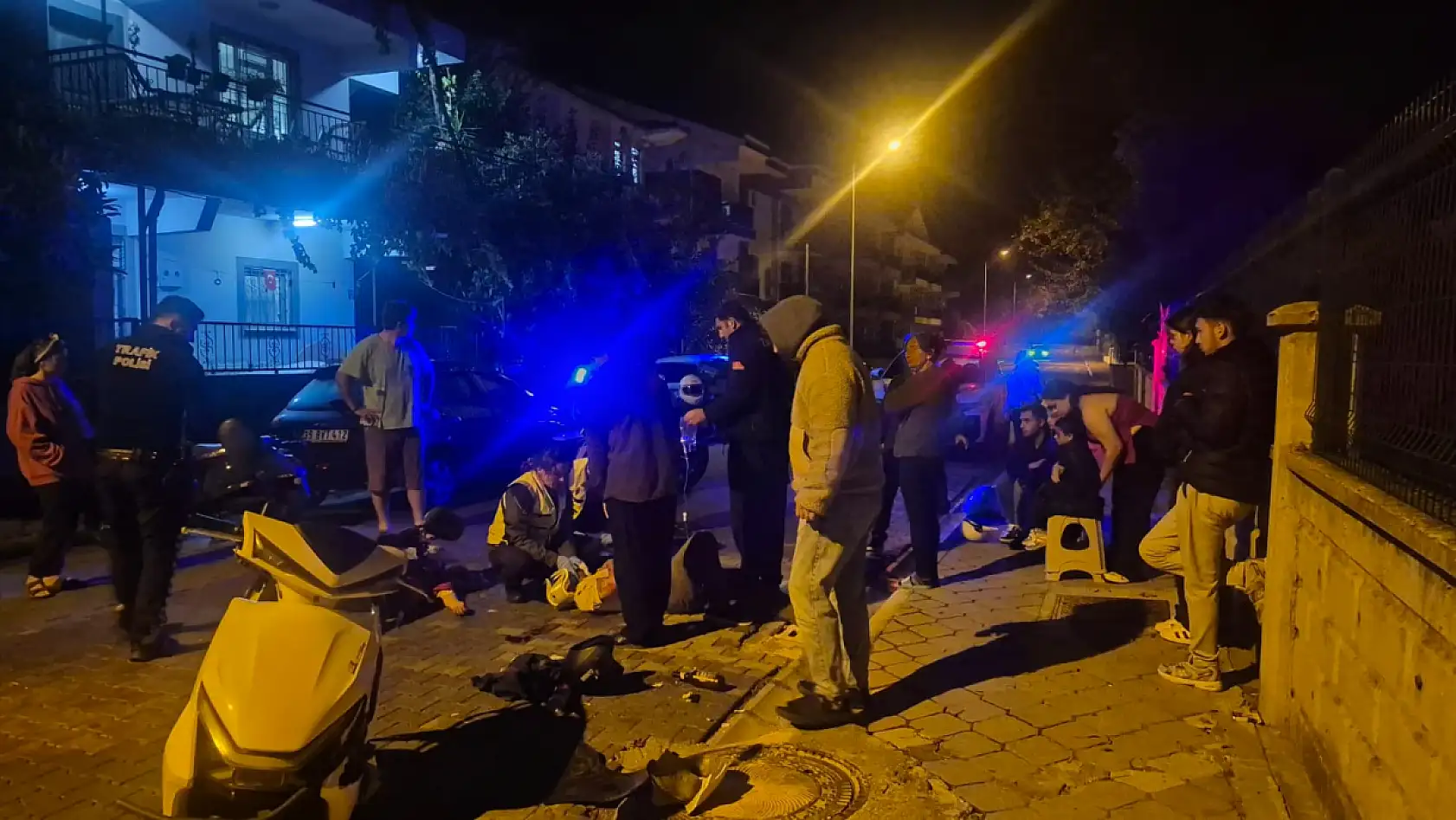 Fethiye'de Mesleki Eğitim Merkezi önünde kaza: Motosikletteki aile yaralandı