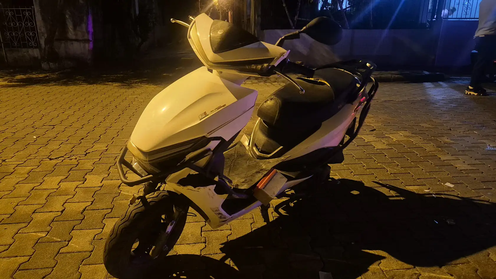 Fethiye'de Mesleki Eğitim Merkezi önünde kaza: Motosikletteki aile yaralandı