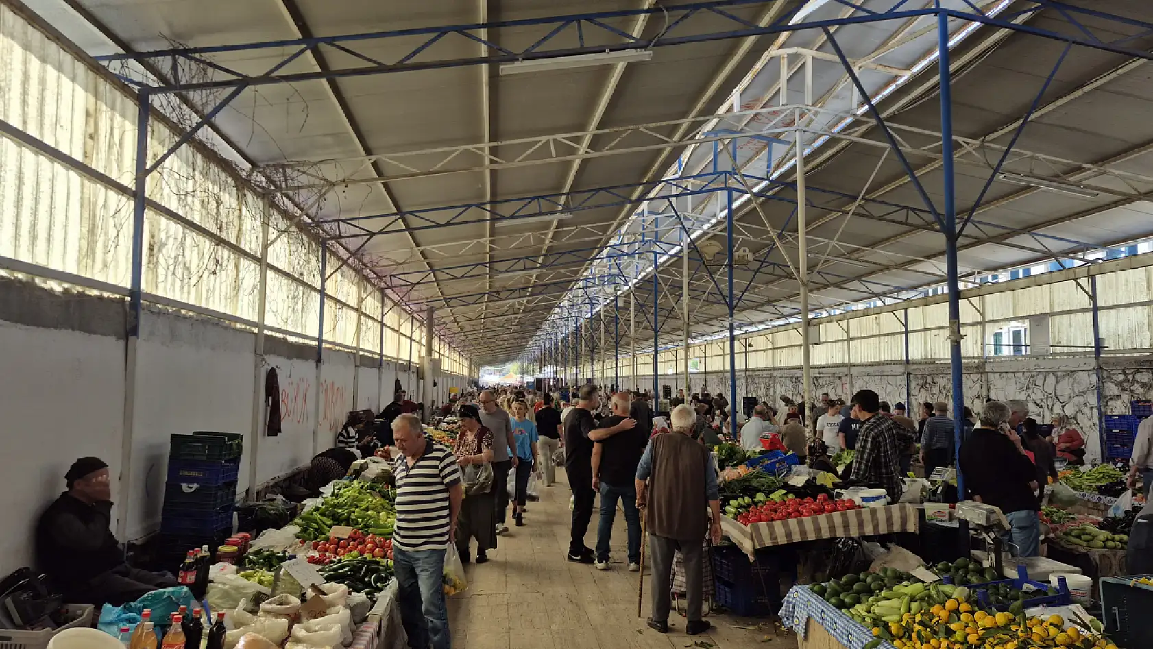 Fethiye'de Cuma Pazarı: Fileler hafif, yük ağır