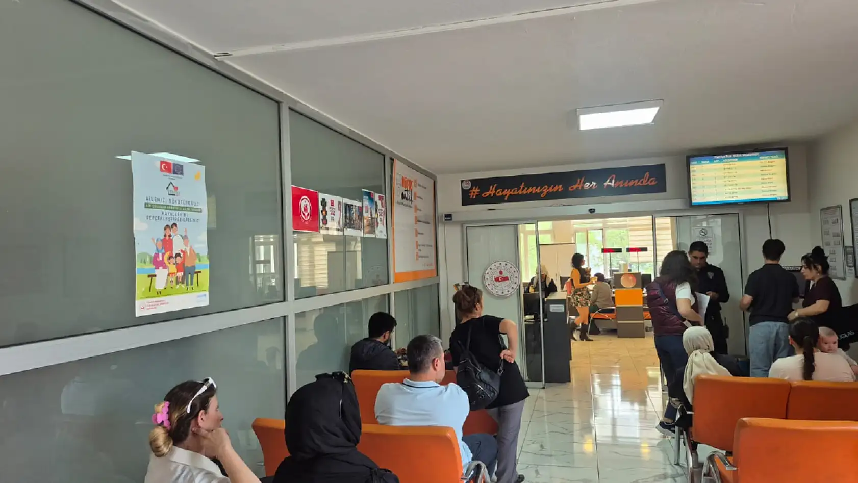 Fethiye'de eski tip ehliyet yoğunluğu: Vatandaşlar son günde Nüfus Müdürlüğü'ne akın etti