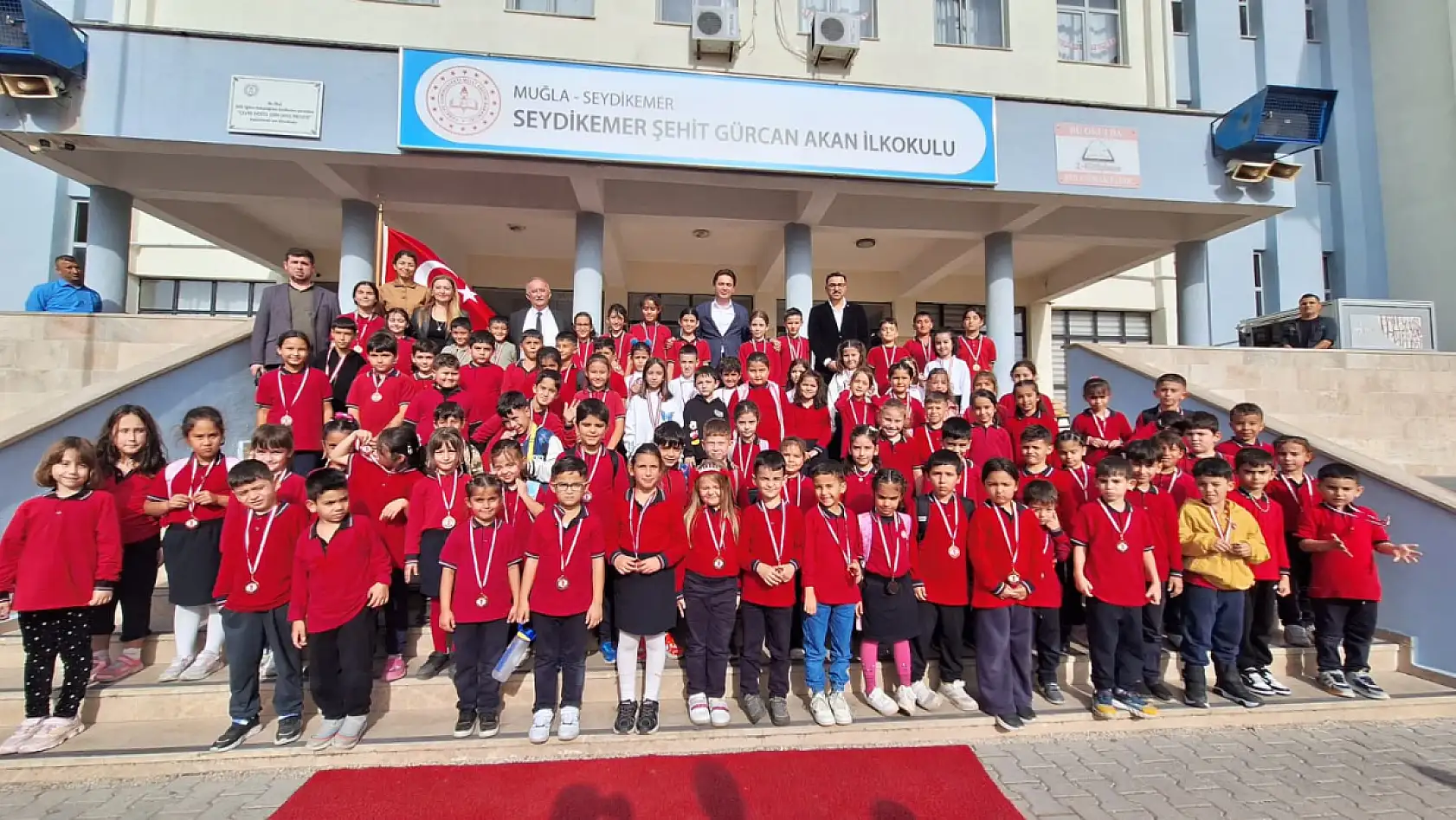 Seydikemer Kaymakamı Dİlekli, Şehit Gürcan Akan İlkokulu'nda bayrak törenine katıldı