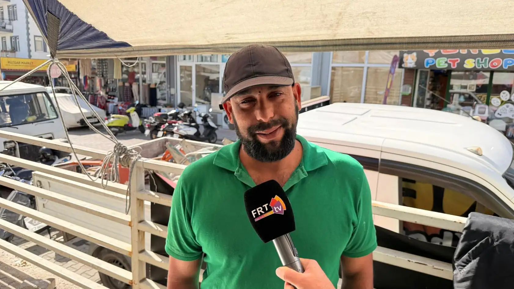 Fethiye'de tezgahından melodi satan esnaf: Kuştan düdük cümbüşü