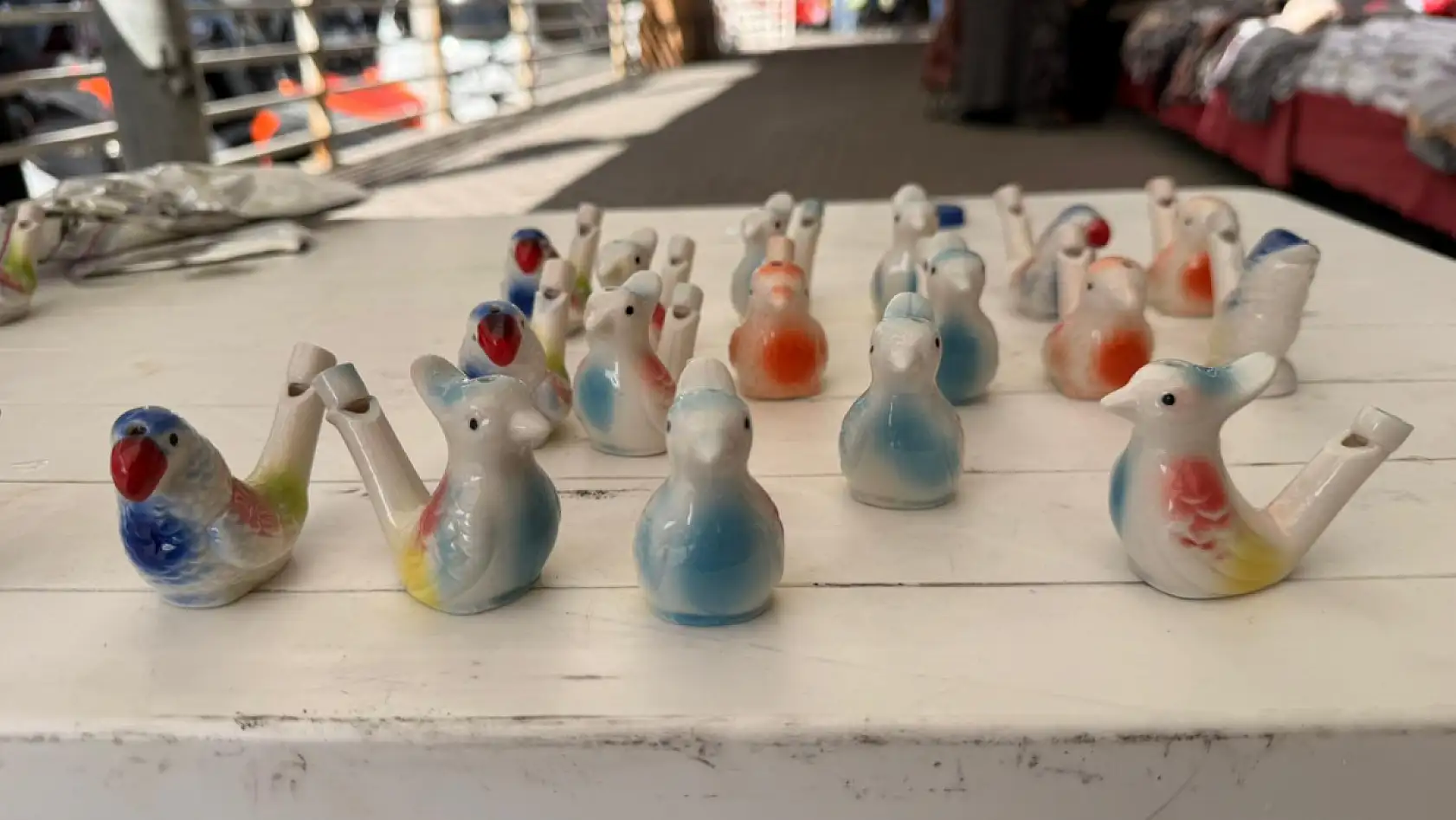 Fethiye'de tezgahından melodi satan esnaf: Kuştan düdük cümbüşü