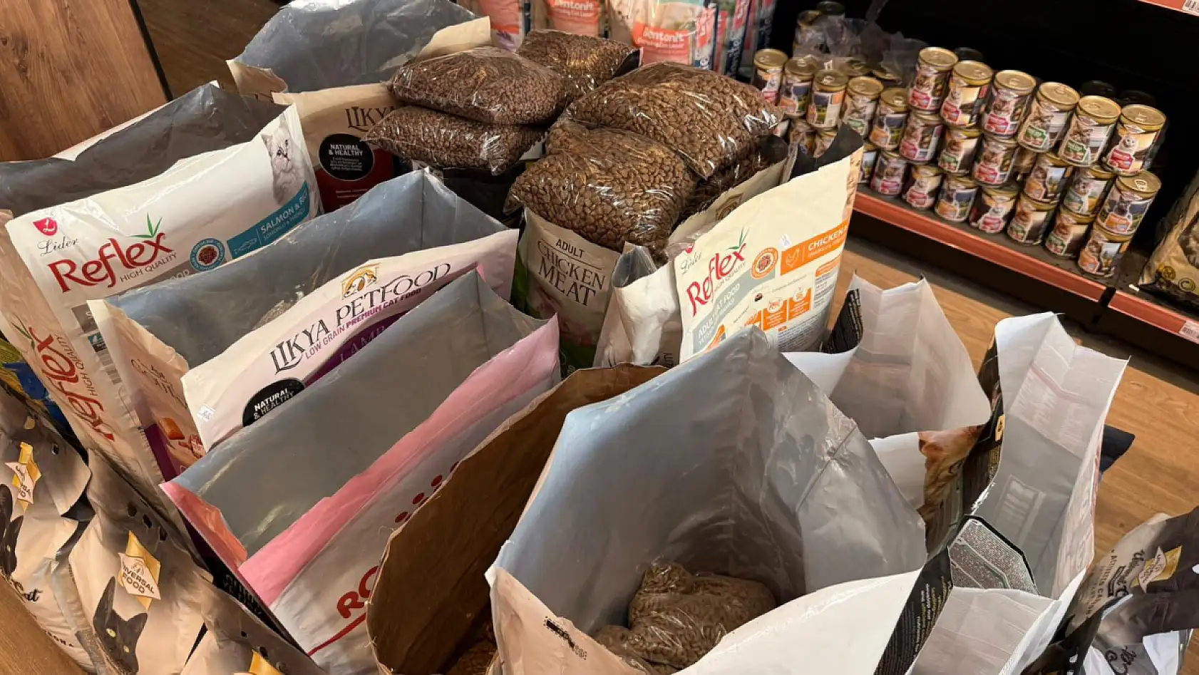 Fethiye'de Petshop sahibi uyarıyor: Sahte mama ve kalitesiz ürünlere dikkat!