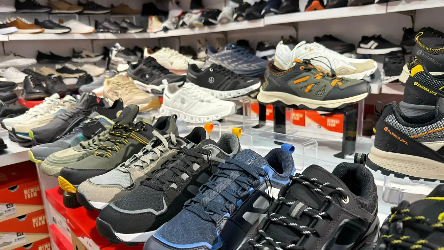 Fethiye'de kışlık ayakkabı sezonu yavaş yavaş başlıyor