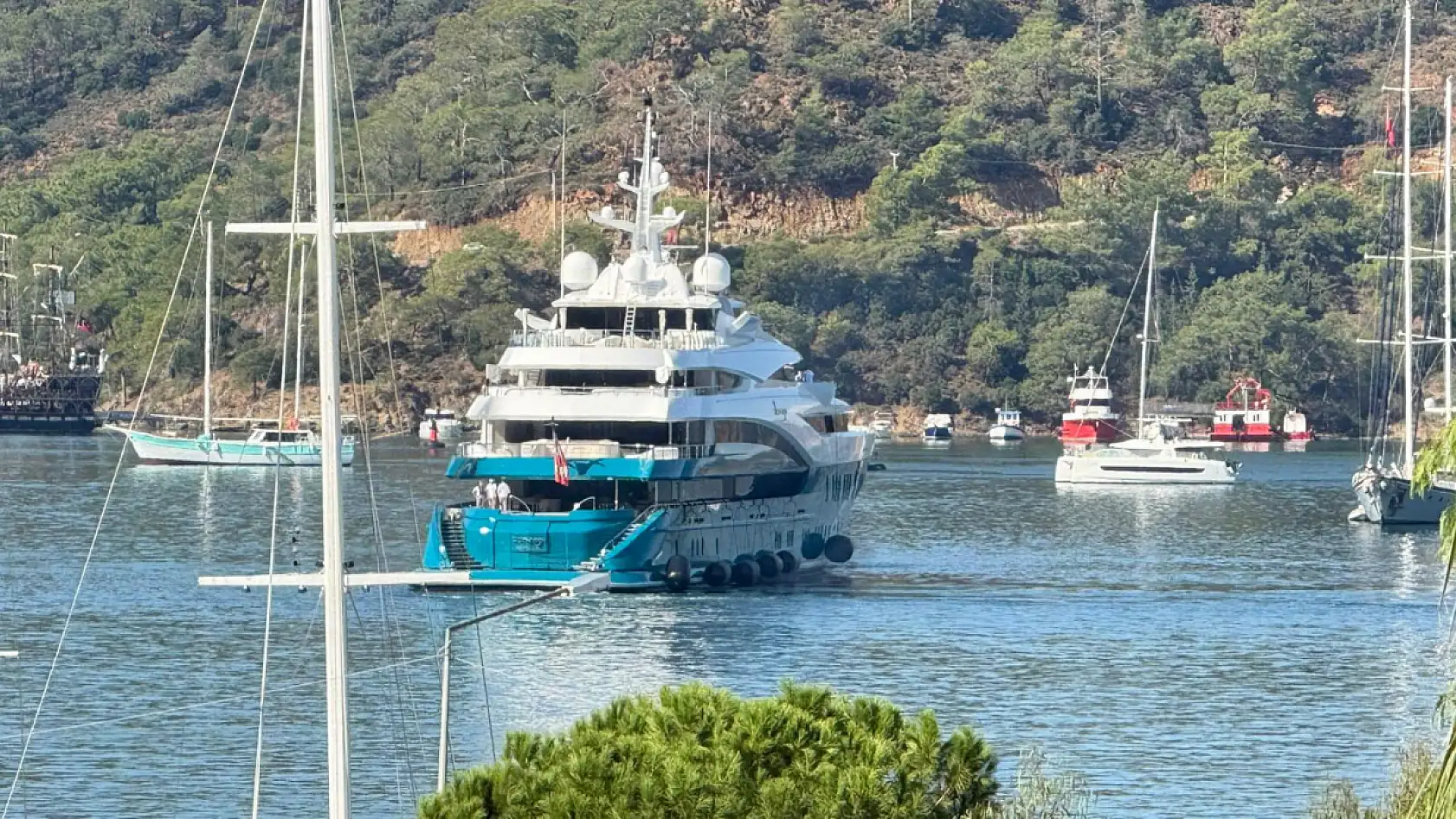 Mega Yat 'Sunrays' Fethiye'de: 94 bin litre yakıt aldı