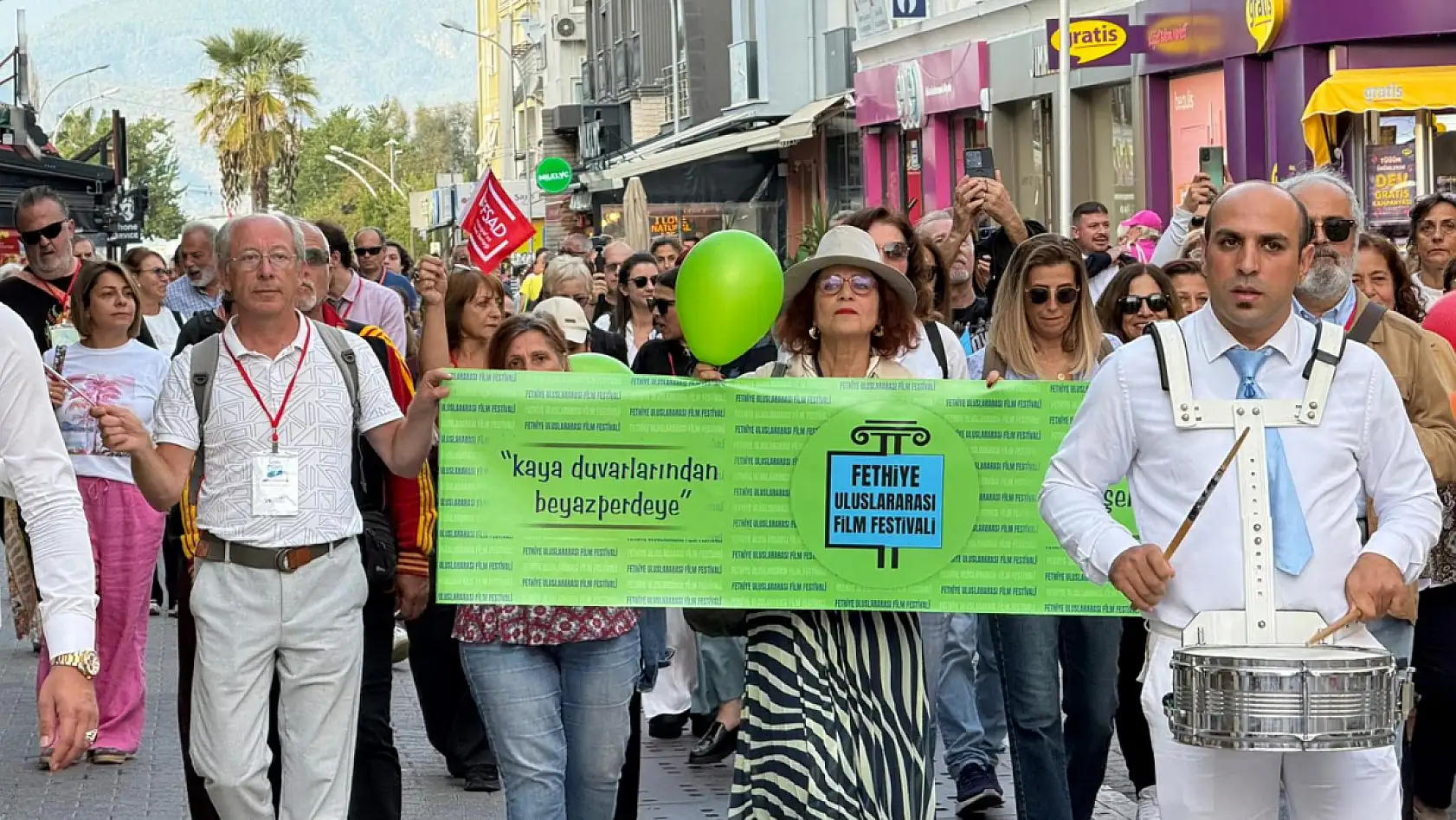 Sinemaseverler Fethiye sokaklarında buluştu: Film Festivali Korteji renkli görüntülere sahne oldu