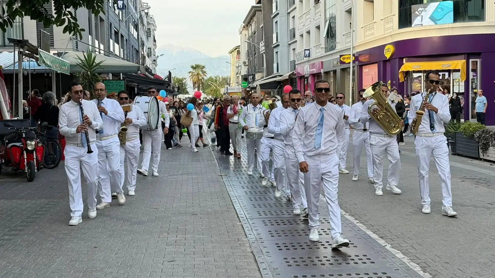 Sinemaseverler Fethiye sokaklarında buluştu: Film Festivali Korteji renkli görüntülere sahne oldu