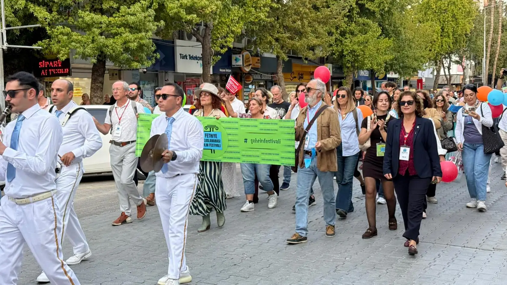 Sinemaseverler Fethiye sokaklarında buluştu: Film Festivali Korteji renkli görüntülere sahne oldu