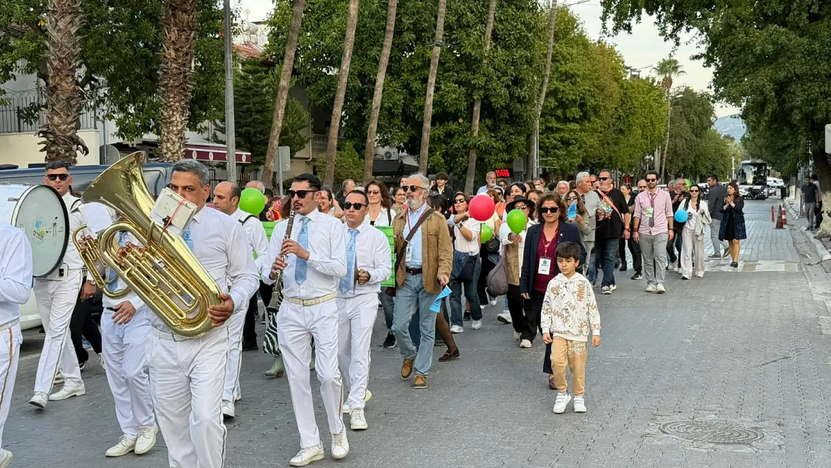Sinemaseverler Fethiye sokaklarında buluştu: Film Festivali Korteji renkli görüntülere sahne oldu