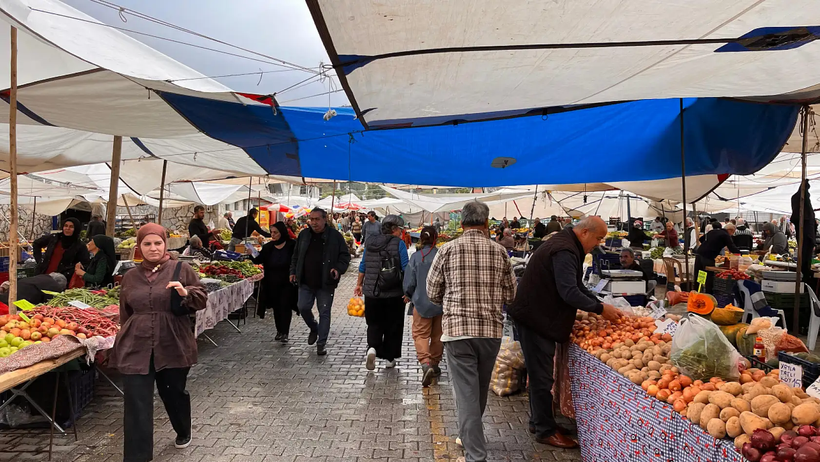 Fethiye Cuma Pazarı'nda Üretici Ali Akdağ, 'İşler yavaş başladı ama açıldı'