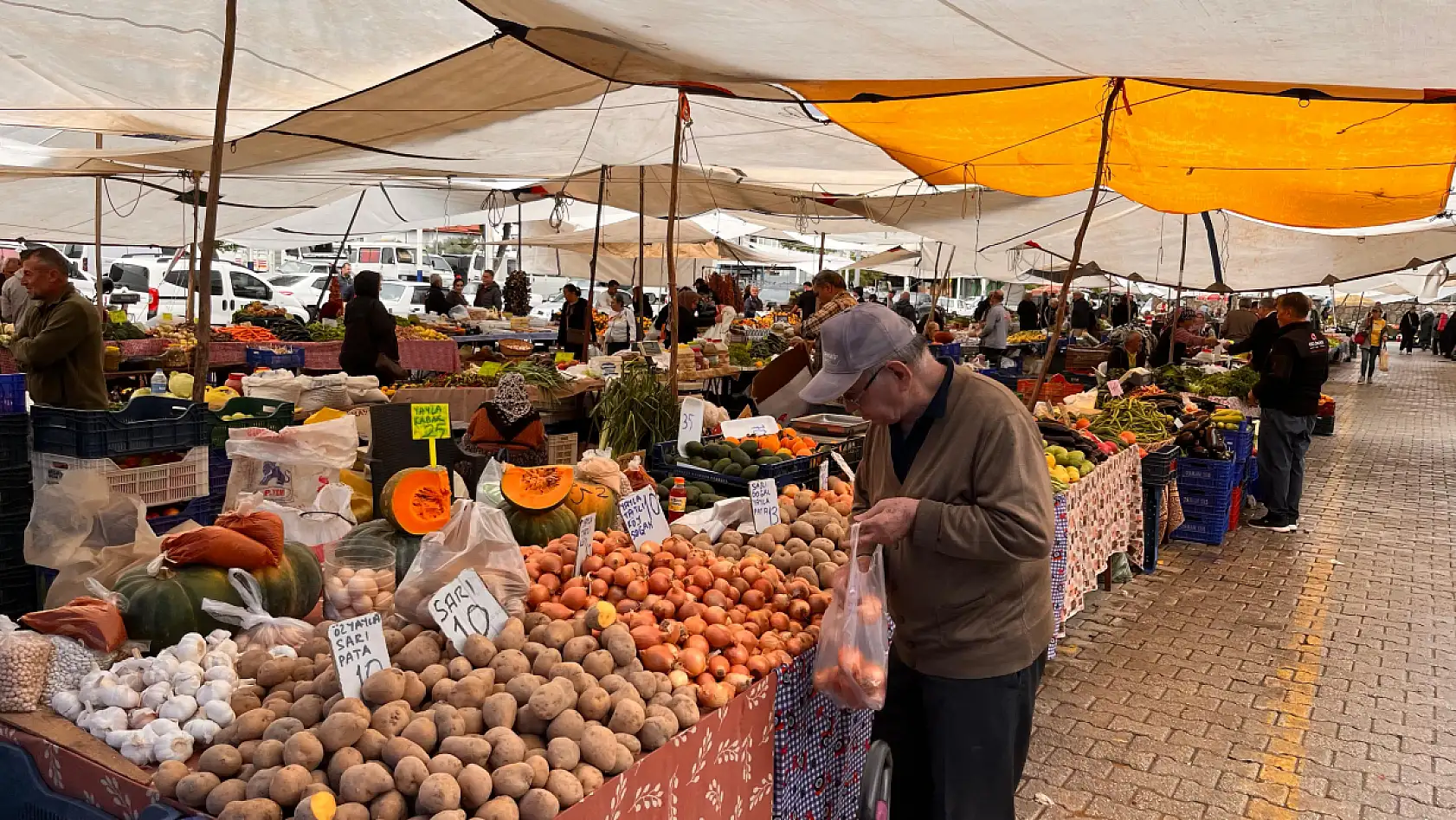 Fethiye üretici pazarında ortak ses: 'Emekli maaşı yetmiyor'
