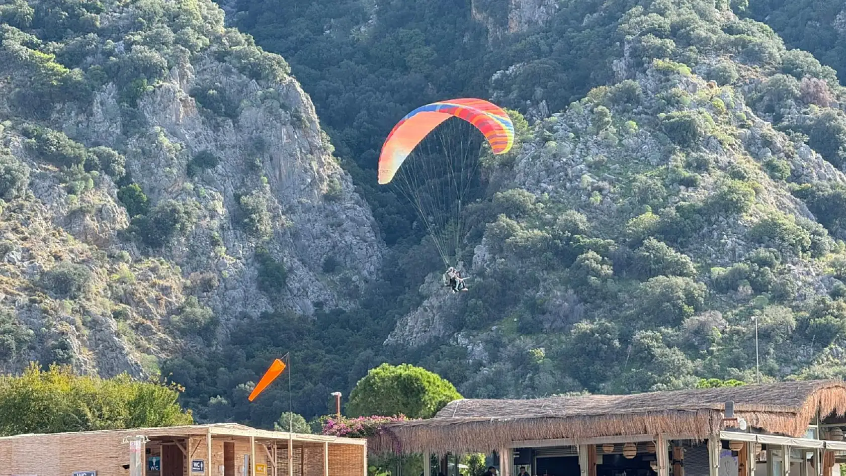Fethiye'de yaz bitmedi: Kasım güneşi sahilleri doldurdu