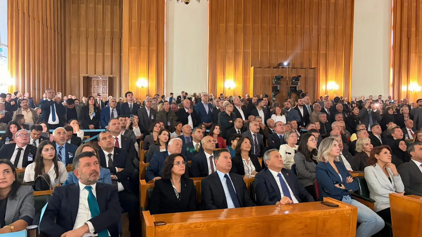 Özgür Özel: 'Sinpaş Kızılbük talanı karşısında hepimizin sorumluluğu var'