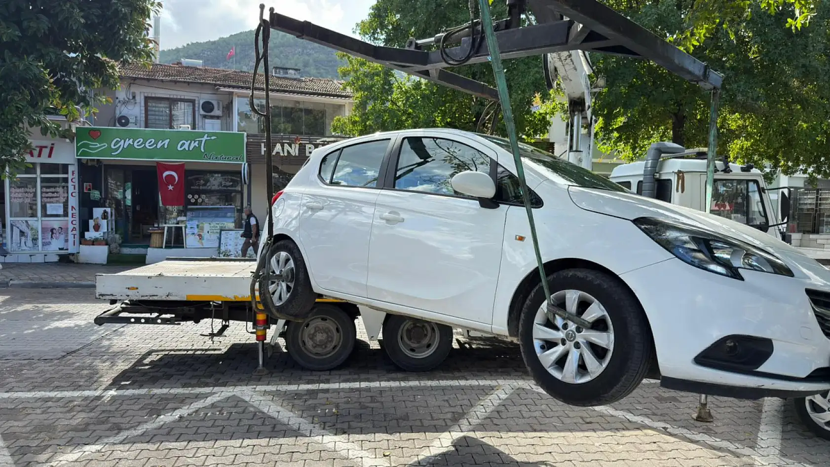 Fethiye'de hatalı park denetimi: Durağa park eden araç çekiciyle kaldırıldı