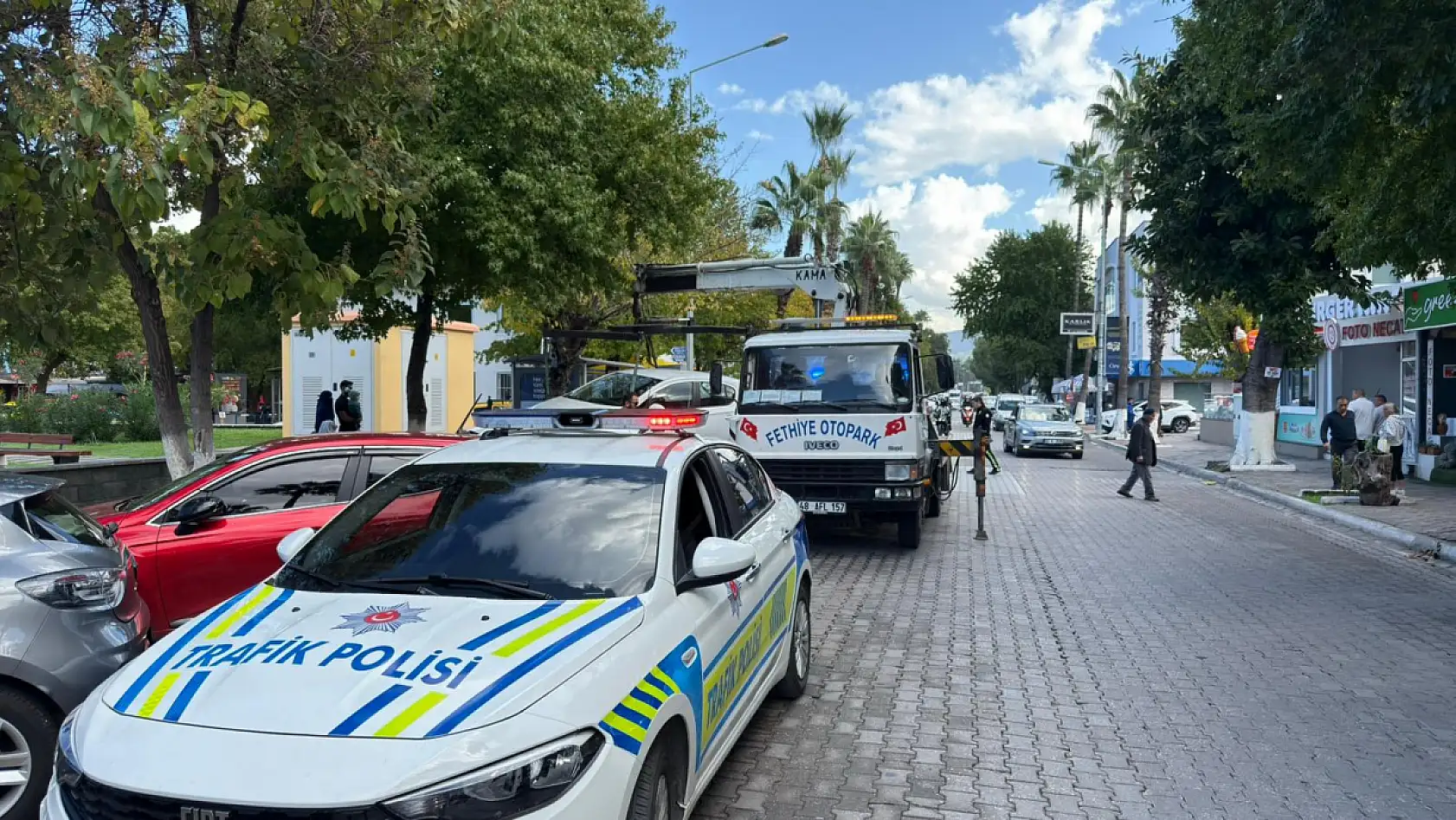 Fethiye'de hatalı park denetimi: Durağa park eden araç çekiciyle kaldırıldı