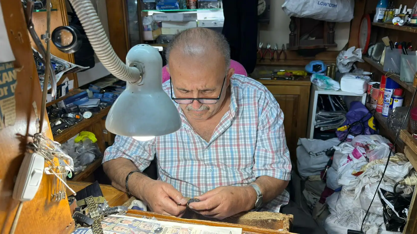 Fethiye'de 55 Yıllık Saatçi Yakup Akıllı Saatlere Meydan Okuyor