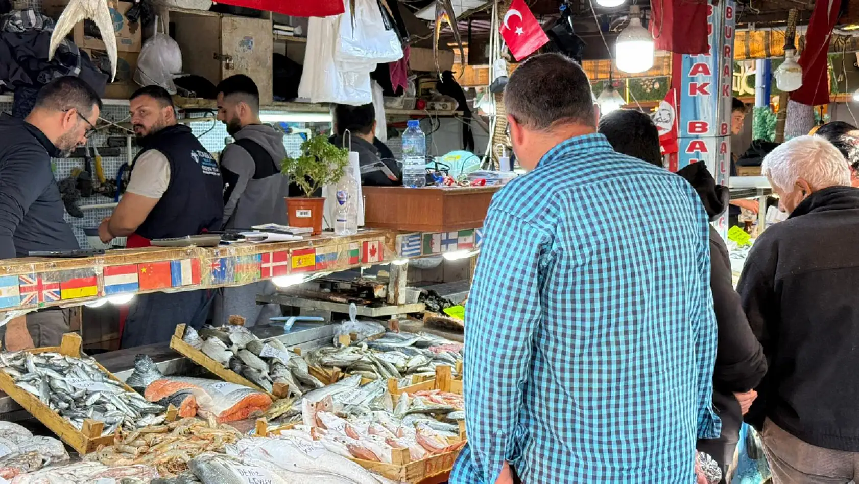 Fethiye'de balık sezonu bereketi: Tezgahların gözdesi küçük balıklar