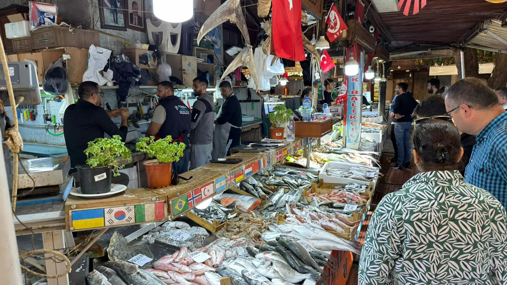Fethiye'de balık sezonu bereketi: Tezgahların gözdesi küçük balıklar