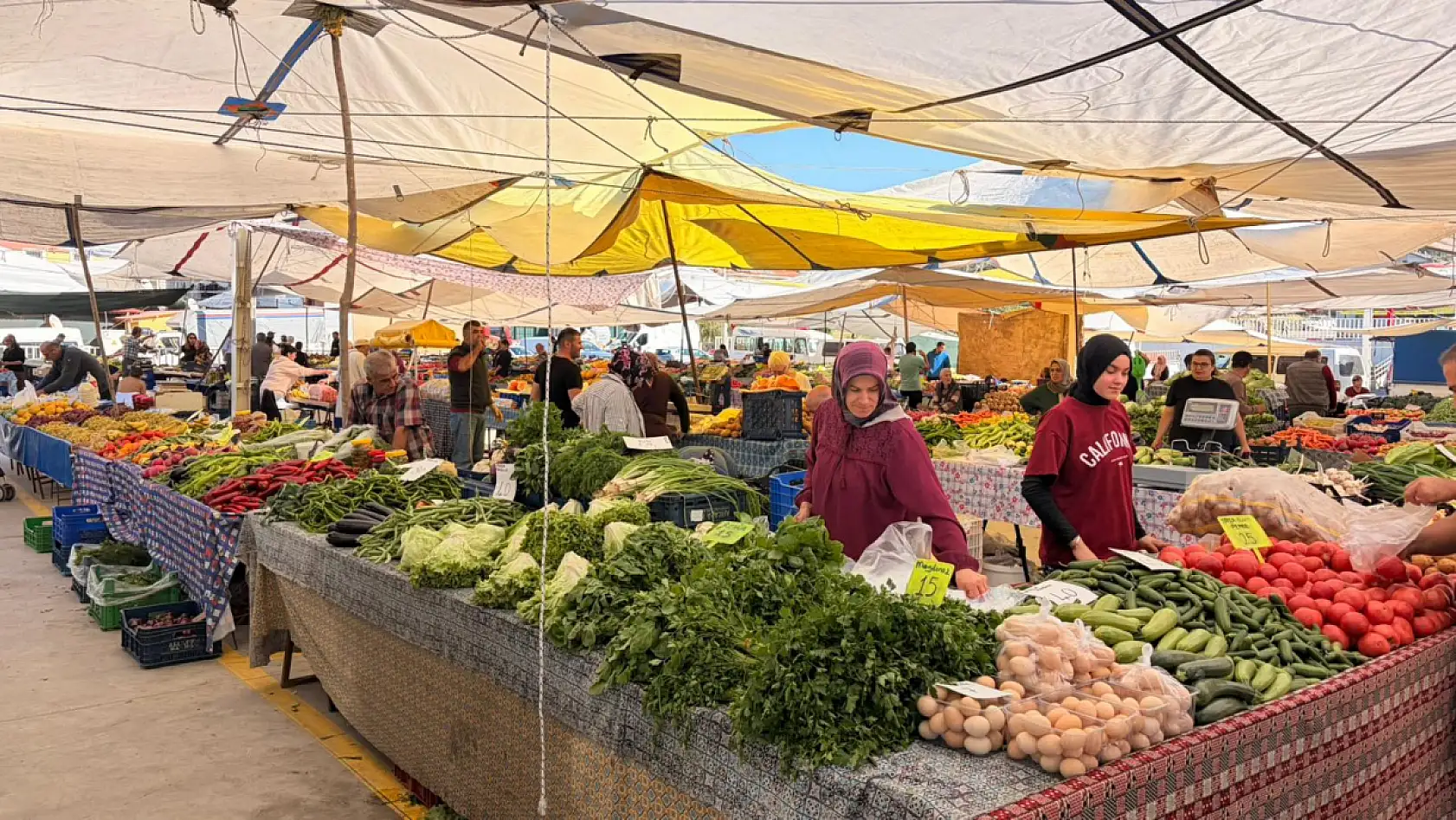 Fethiye Patlangıç'taki Yeni Perşembe Pazarı'nda esnaf müşteri bekliyor