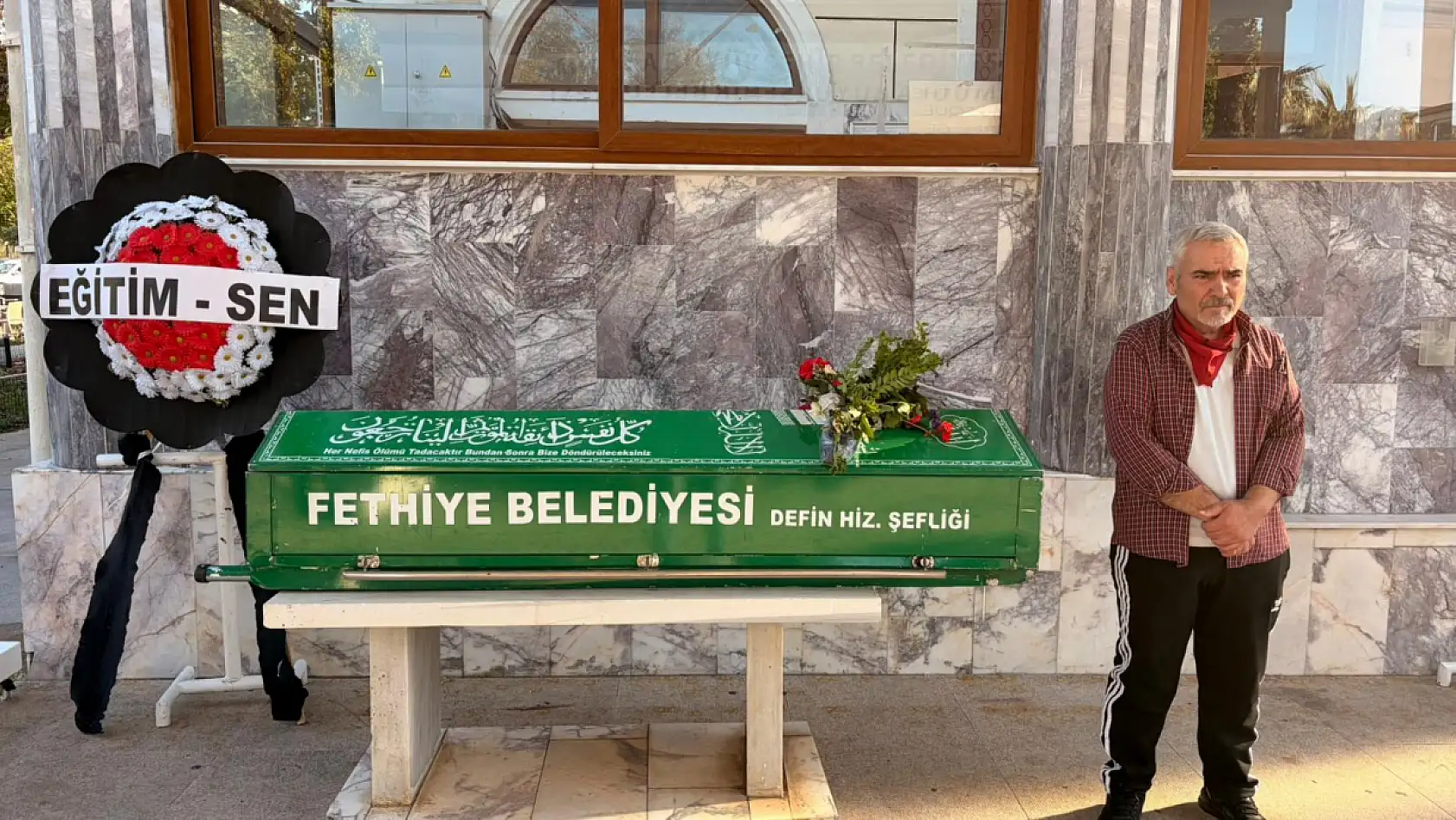 Fethiye'de öğretmen Yaşar Manav son yolculuğuna uğurlandı