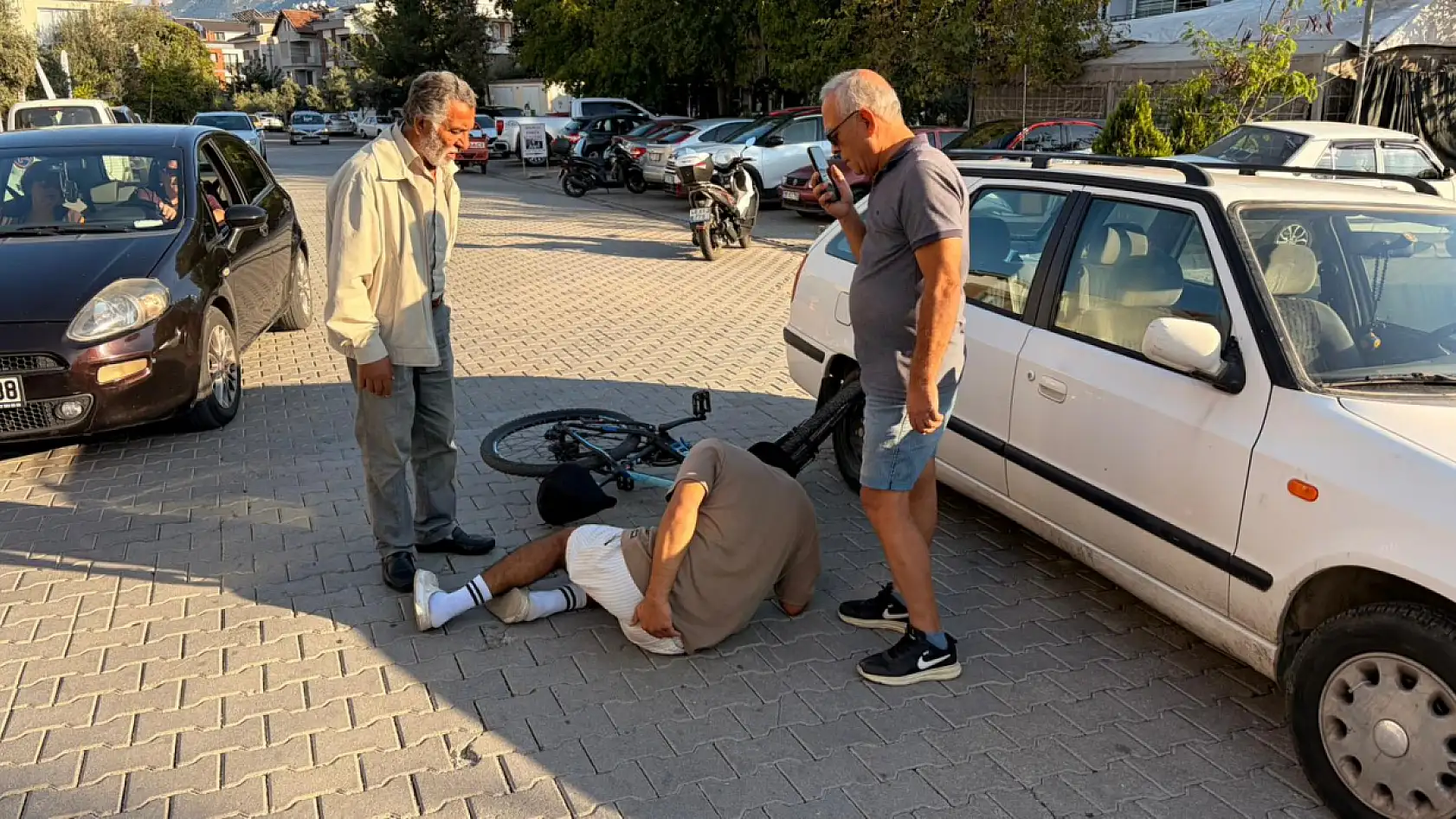 Fethiye'de bisikletle akrobasi de kötü son: Ön tekeri kaldırmak isterken yere düştü