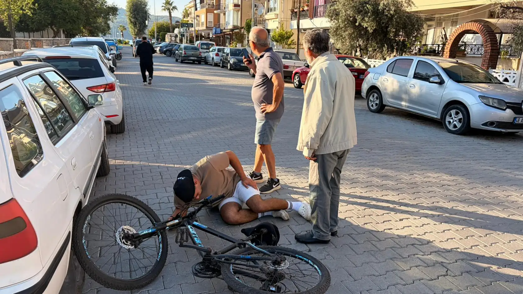 Fethiye'de bisikletle akrobasi de kötü son: Ön tekeri kaldırmak isterken yere düştü