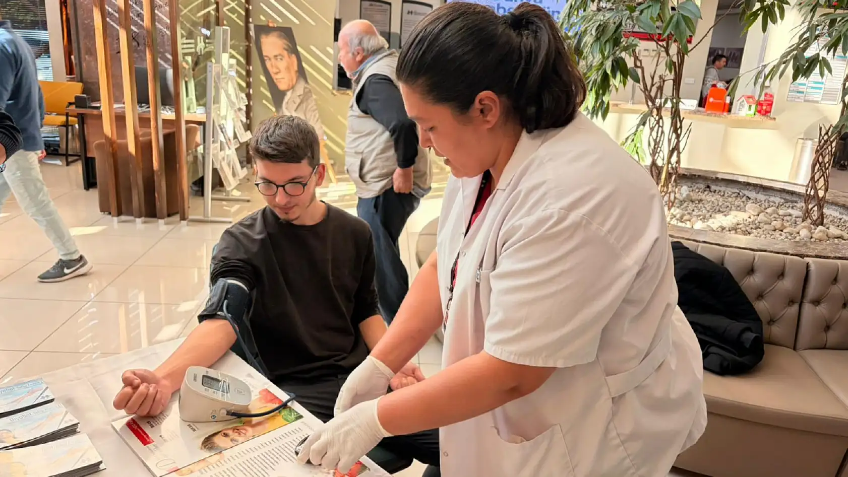 Fethiye Lokman Hekim Esnaf Hastanesi'nde Diyabet Günü'nde ücretsiz kan şekeri ölçümü