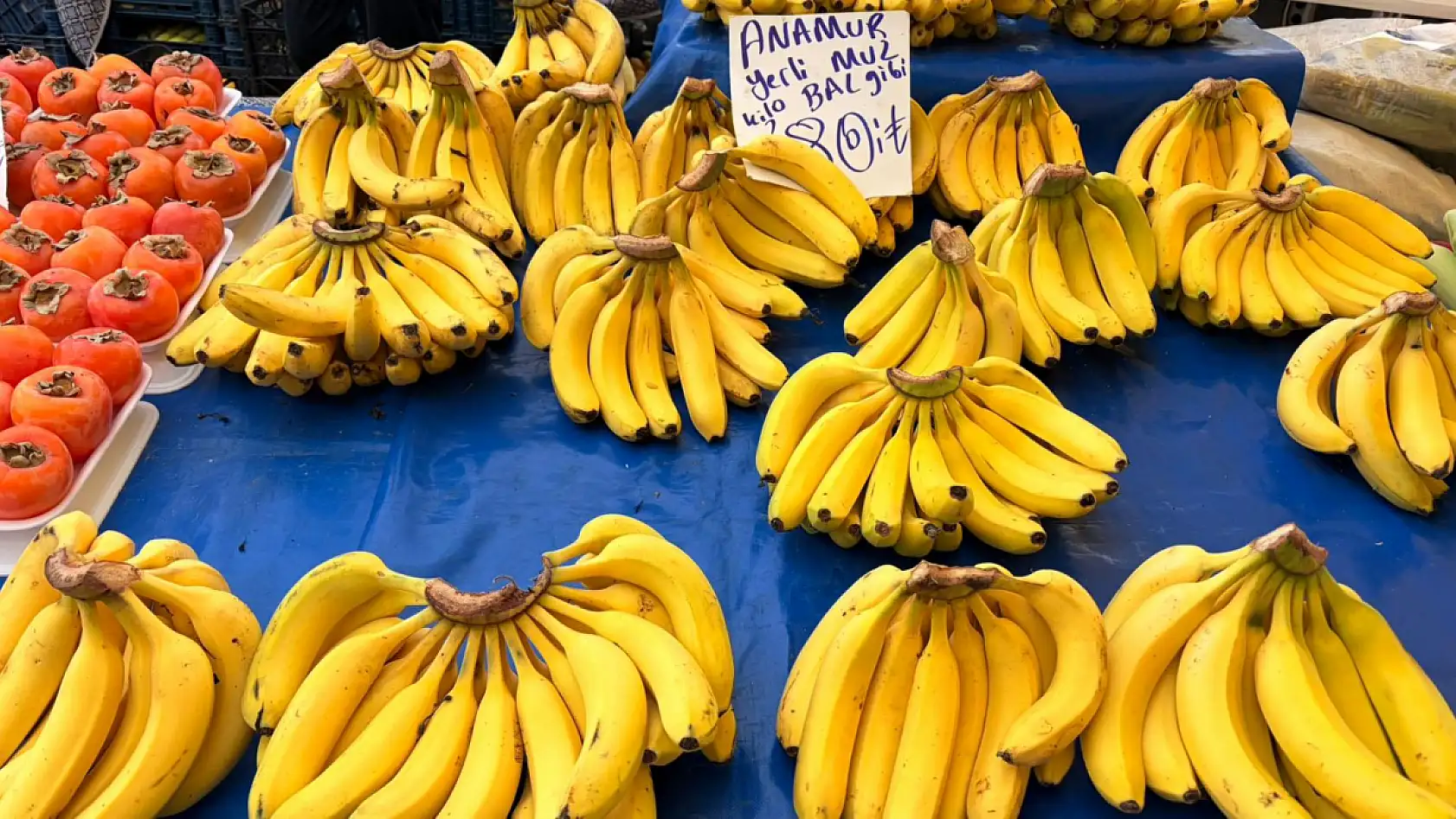 Fethiye Cumartesi Pazarı'nda meyveler renk şöleni sundu