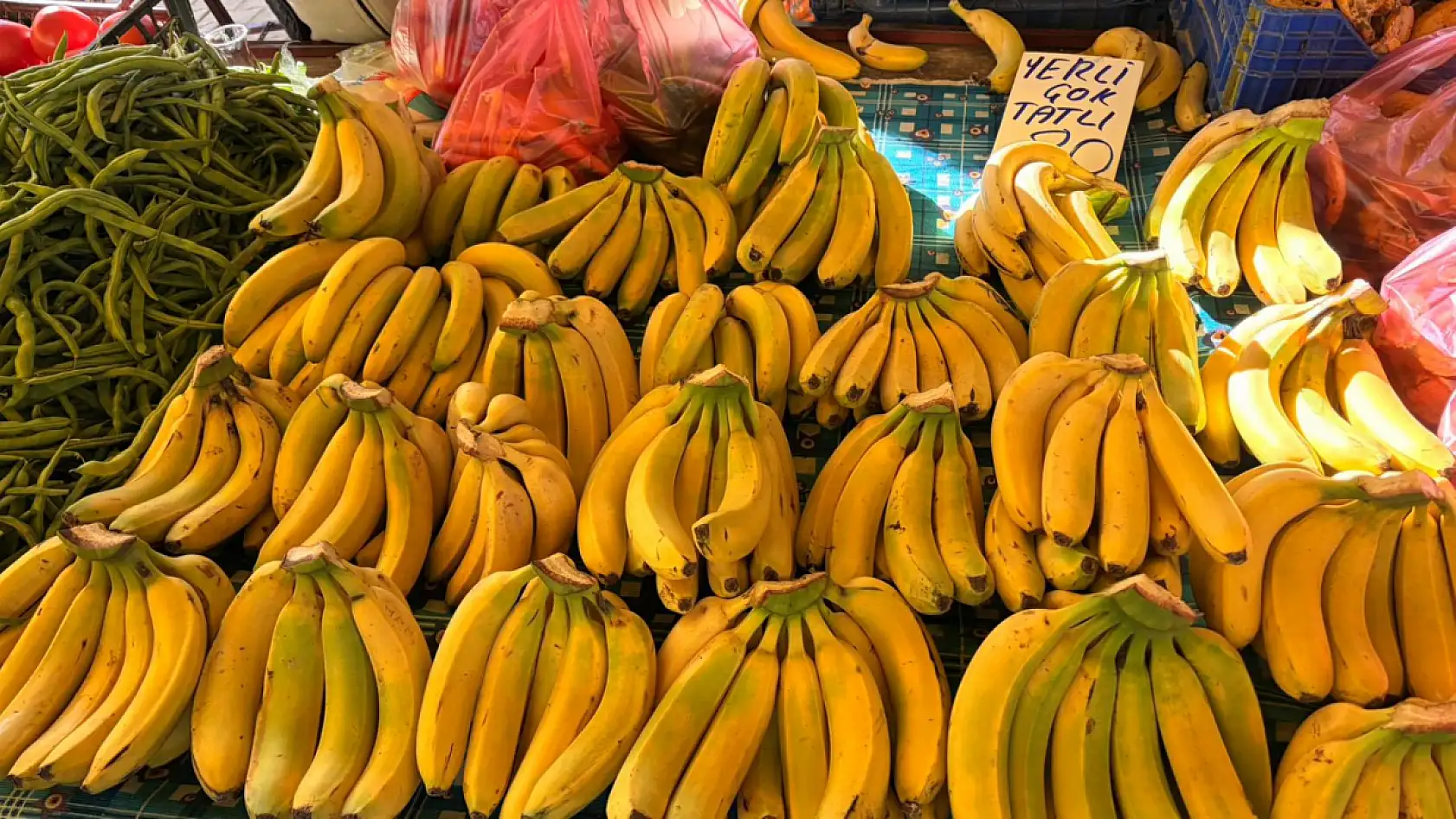 Fethiye Cumartesi Pazarı'nda meyveler renk şöleni sundu