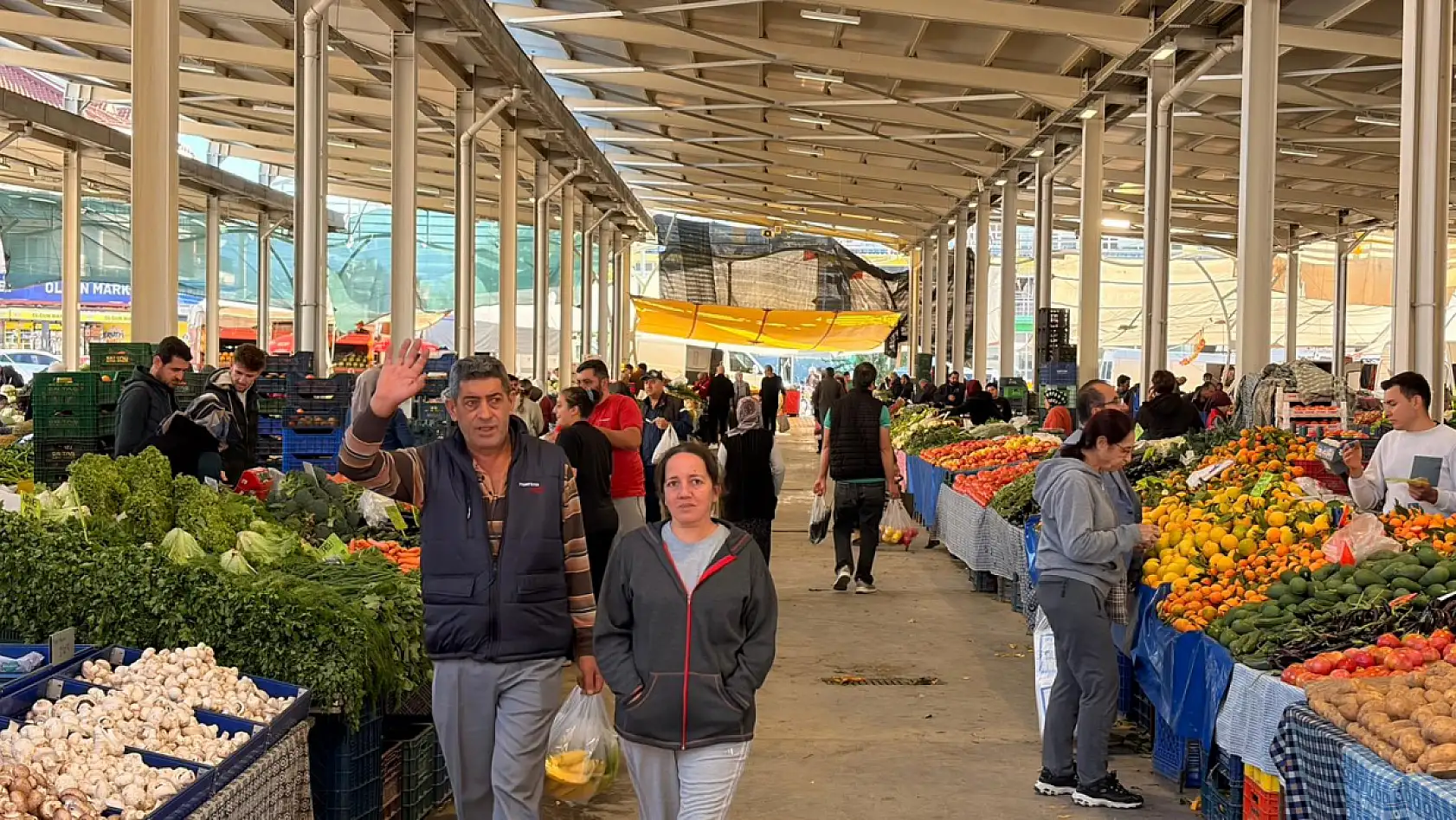 Fethiye'de Cumartesi pazarı esnafı dertli : 'Bedavaya mı vereceğiz?'