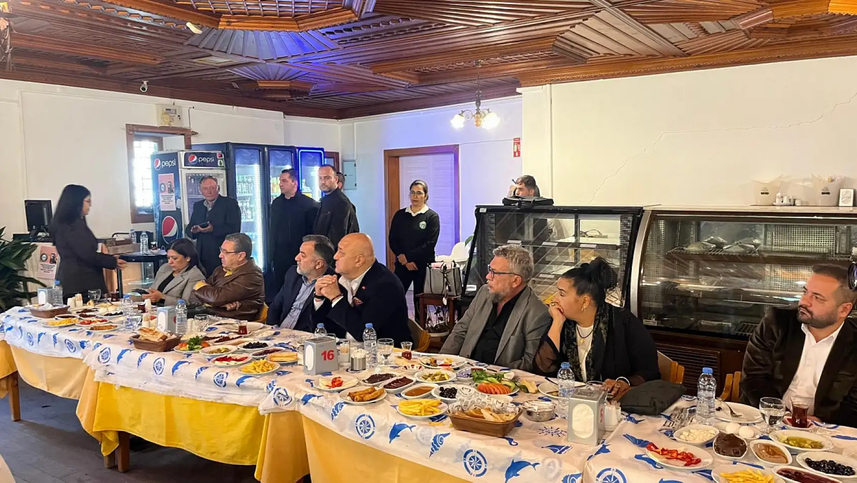 Yatağan Belediye Başkanı Mesut Günay, basın mensuplarıyla kahvaltı da buluştu