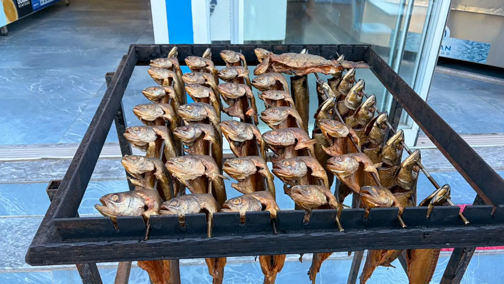 Avrupa'nın severek yediği 'füme' balık Doğan Sea Food farkıyla Fethiye'de!