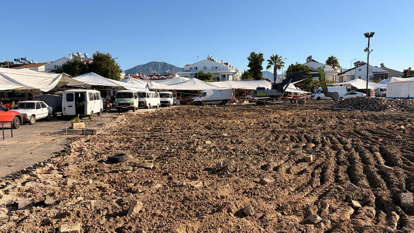 Fethiye Pazar Pazarı, altyapı çalışmaları sebebiyle bir arka sokakta hizmet veriyor