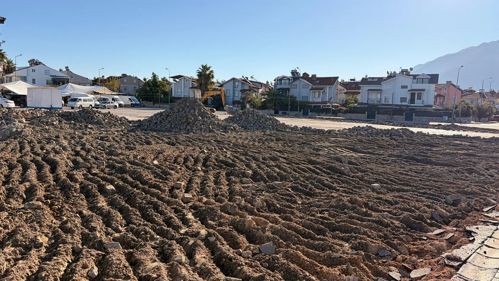 Fethiye Pazar Pazarı, altyapı çalışmaları sebebiyle bir arka sokakta hizmet veriyor